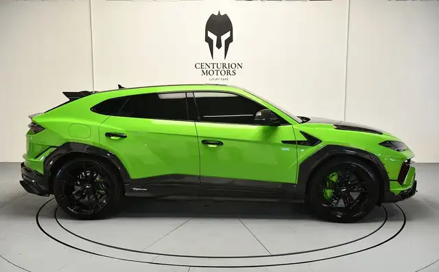 Lamborghini Urus view 3