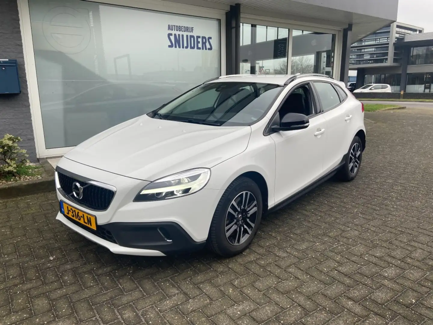 Volvo V40 Cross Country Cross Country T3 2.0 Momentum BUSINESS - Navigatie Wit - 1