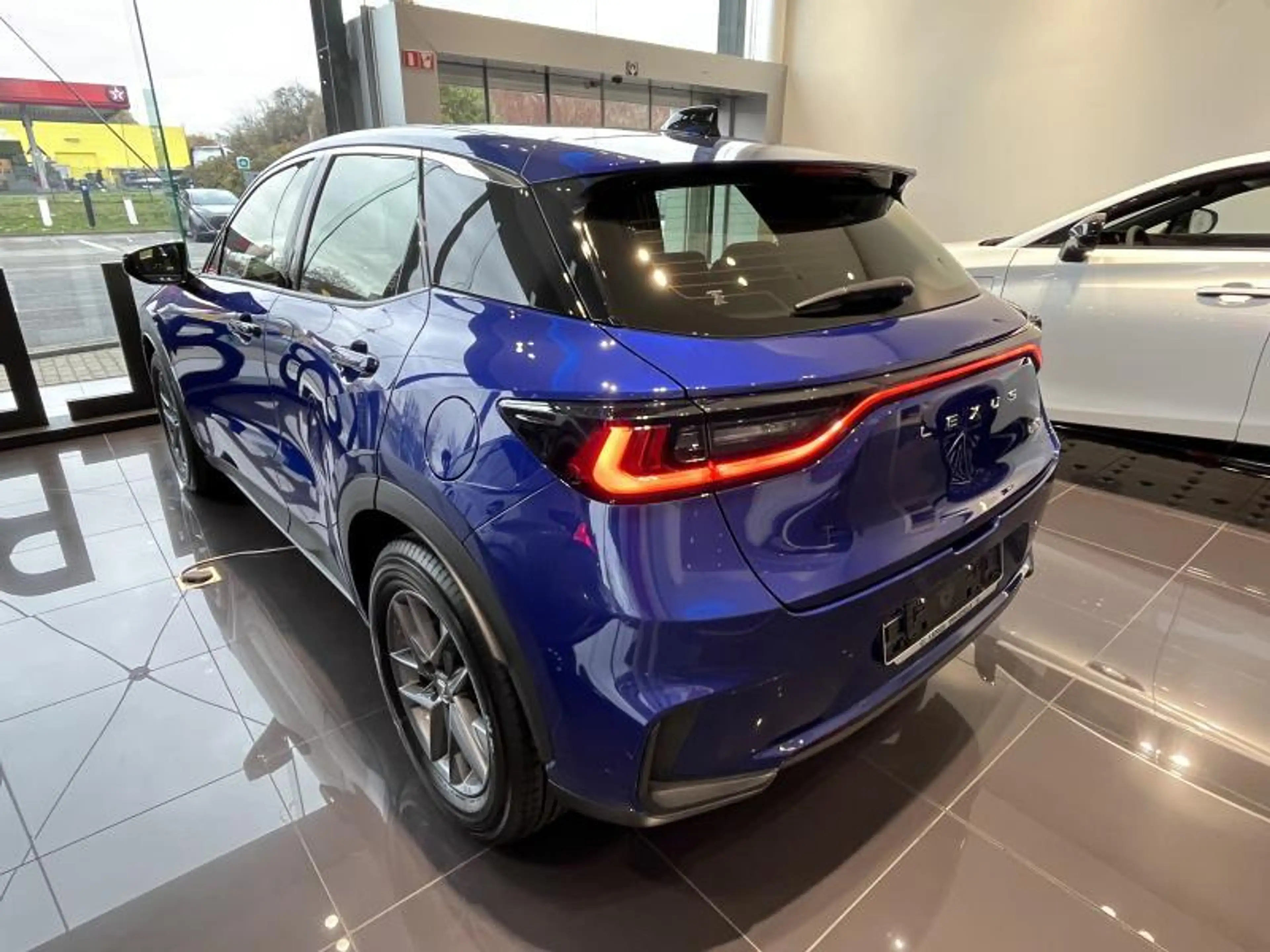 Lexus LBX 1.5 Hybrid CVT 5d 67kW — photo 3