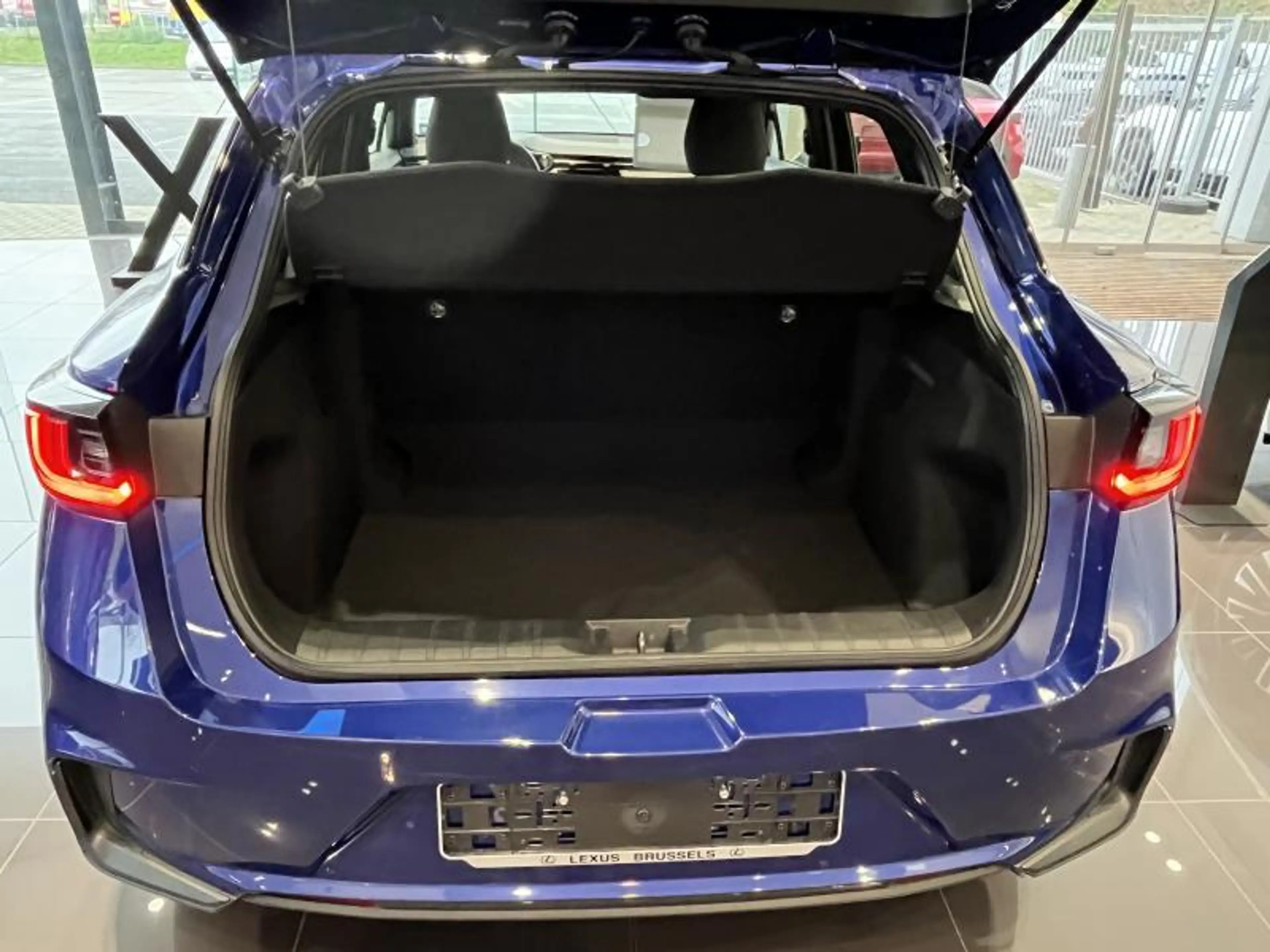 Lexus LBX 1.5 Hybrid CVT 5d 67kW — photo 12