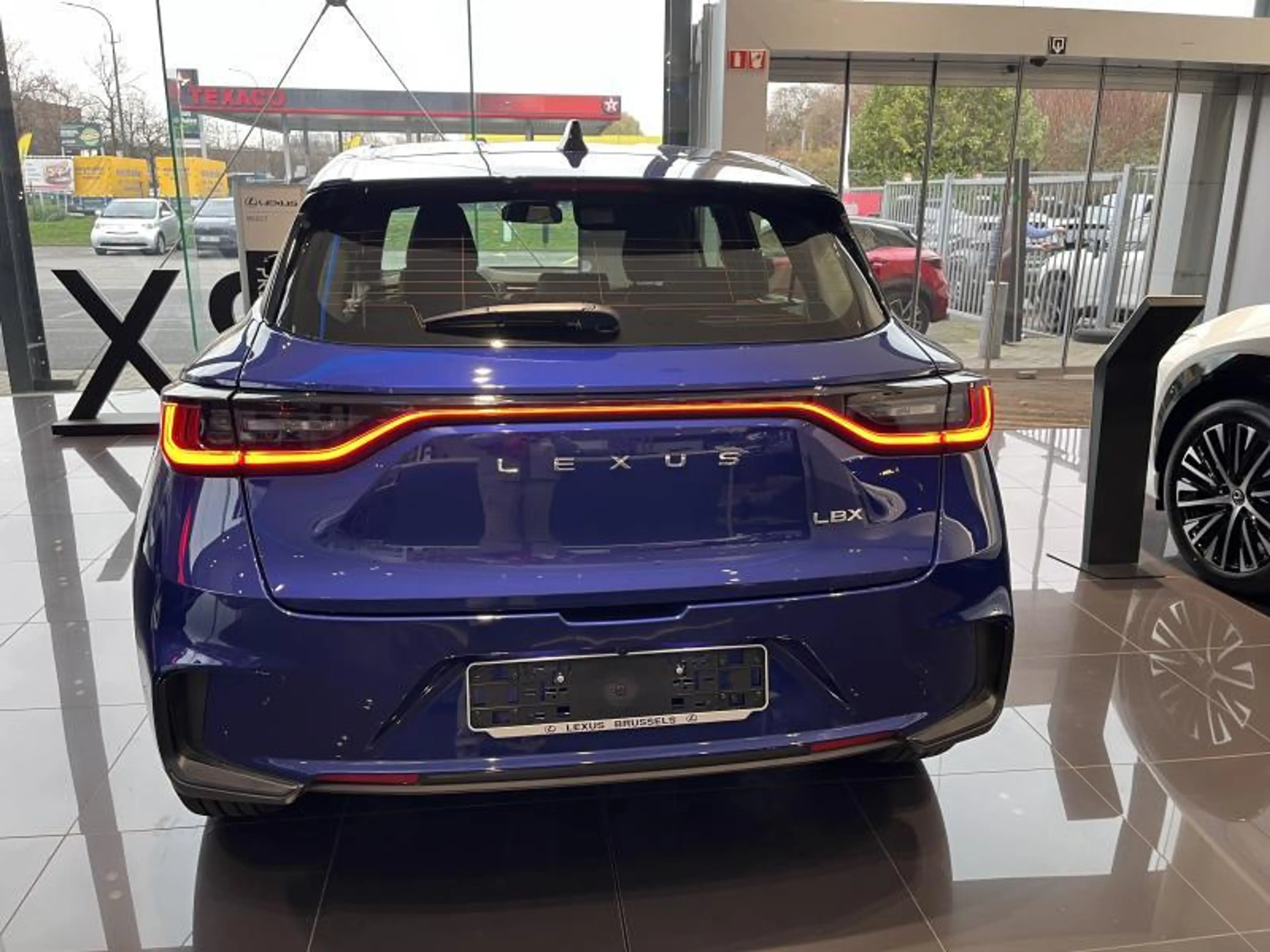 Lexus LBX 1.5 Hybrid CVT 5d 67kW — photo 4