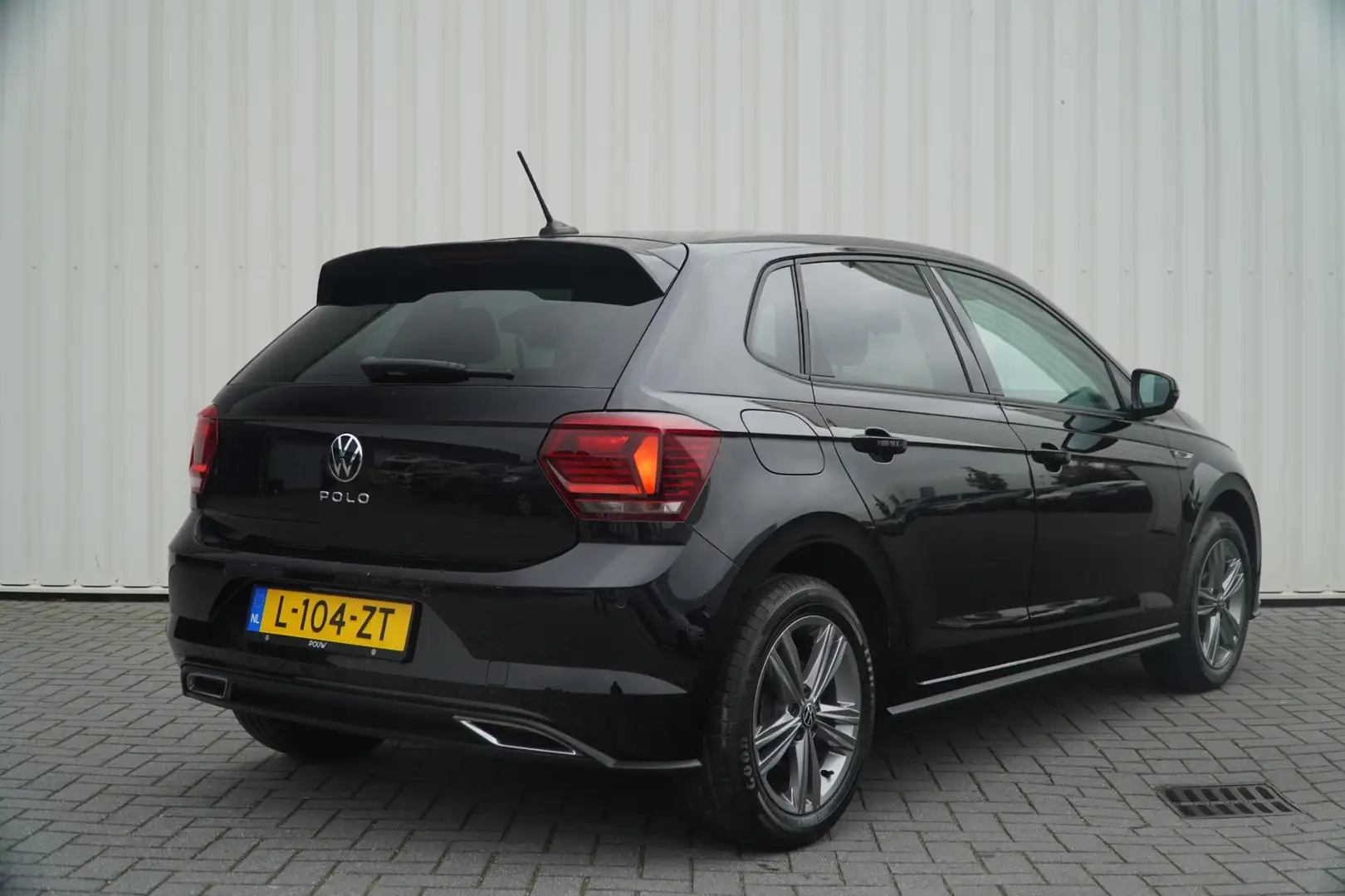 Volkswagen Polo 1.0 TSI 95pk R-Line Edition | Achteruitrijcamera | Noir - 2