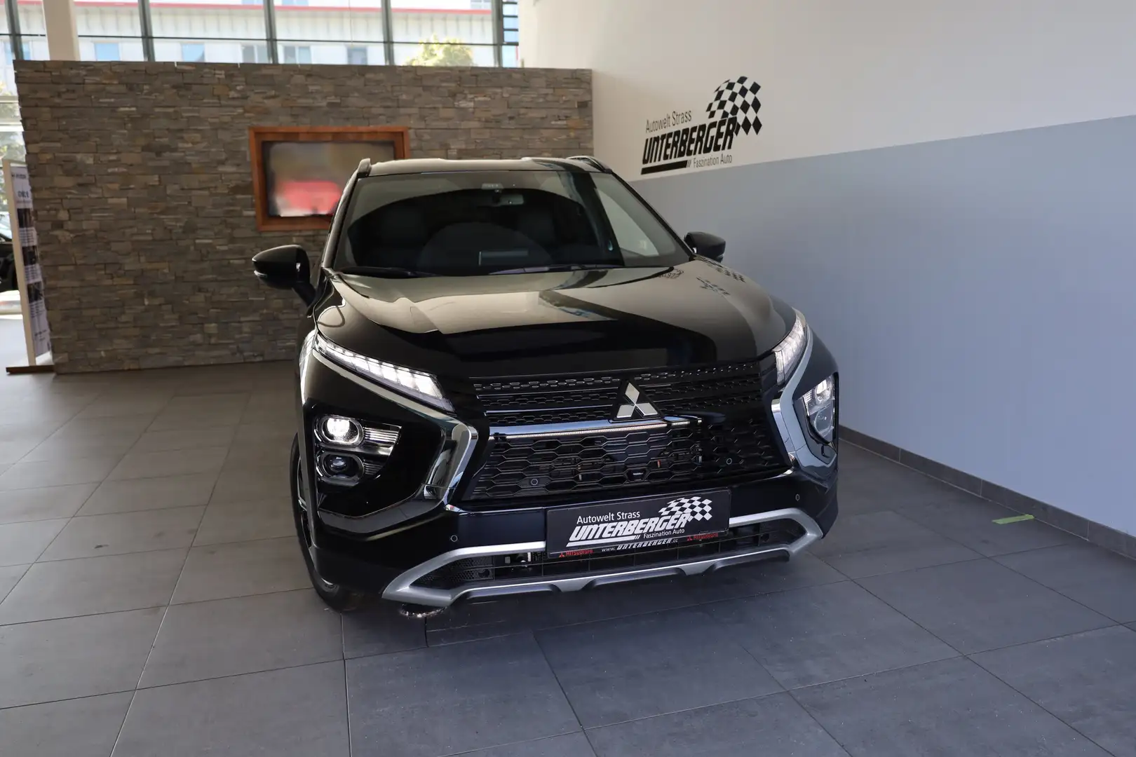 Mitsubishi Eclipse Cross PHEV 2,4 4WD Intense+ Navi 21 DAB Чорний - 2