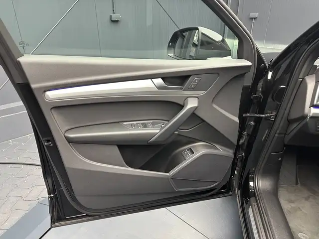 Audi Q5 view 12
