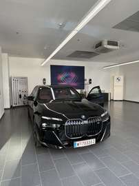 M760 e xDrive VOLL Bowers Wilk TV Executive Lounge