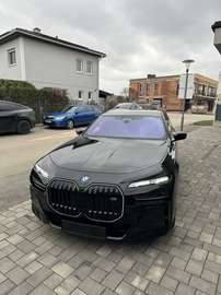 M760 e xDrive VOLL Bowers Wilk TV Executive Lounge