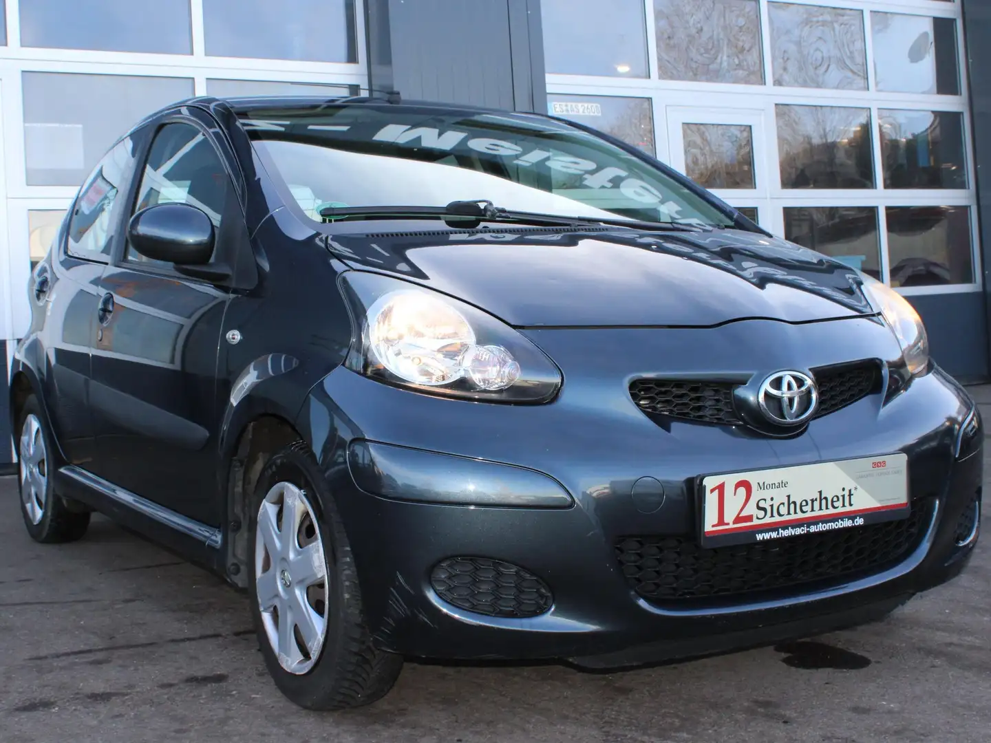 Toyota Aygo Basis Grau - 2