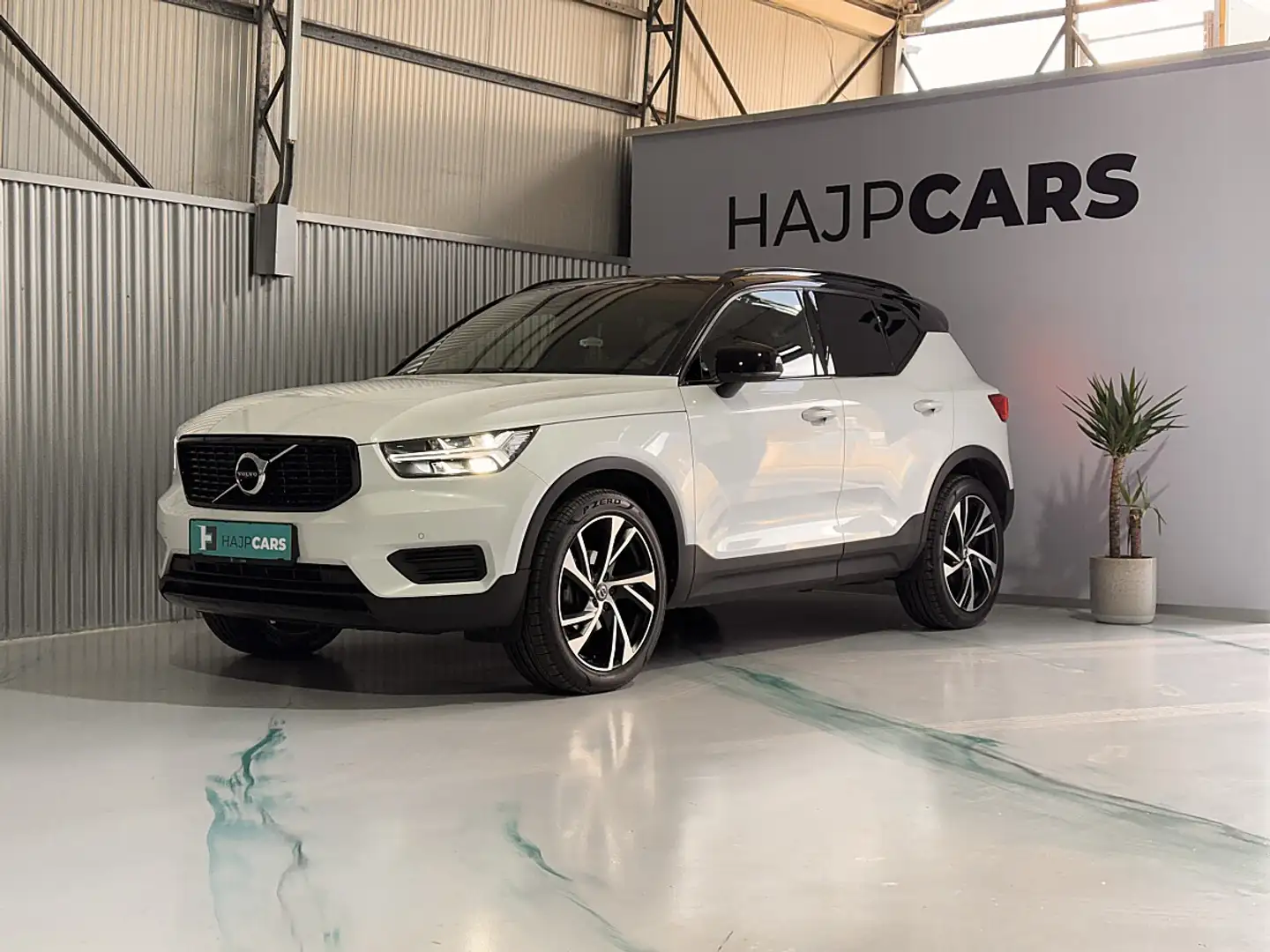 Volvo XC40 D3 R-Design Geartronic / elek. AHK / 8 fachB. Weiß - 1