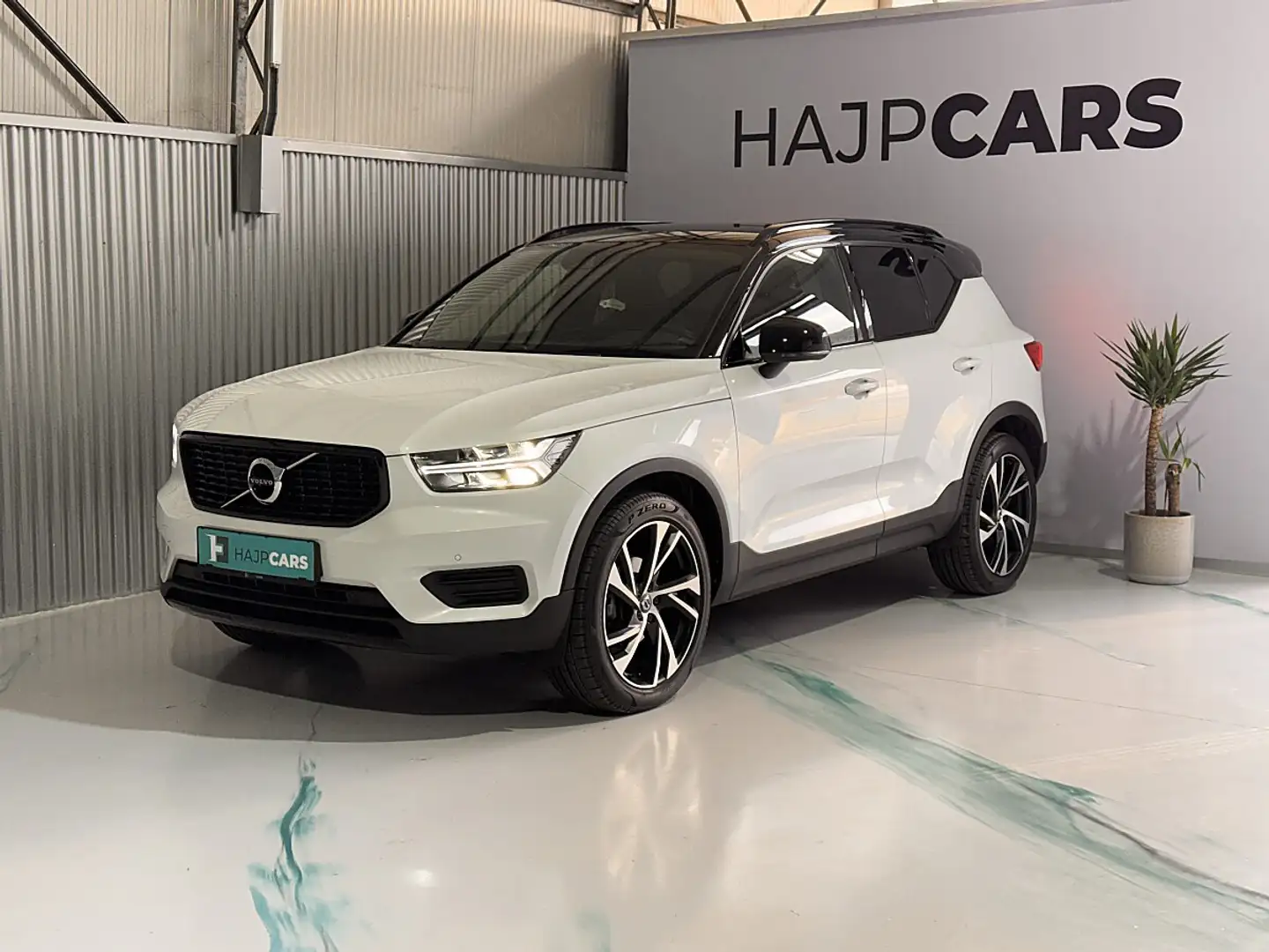 Volvo XC40 D3 R-Design Geartronic / elek. AHK / 8 fachB. Weiß - 2