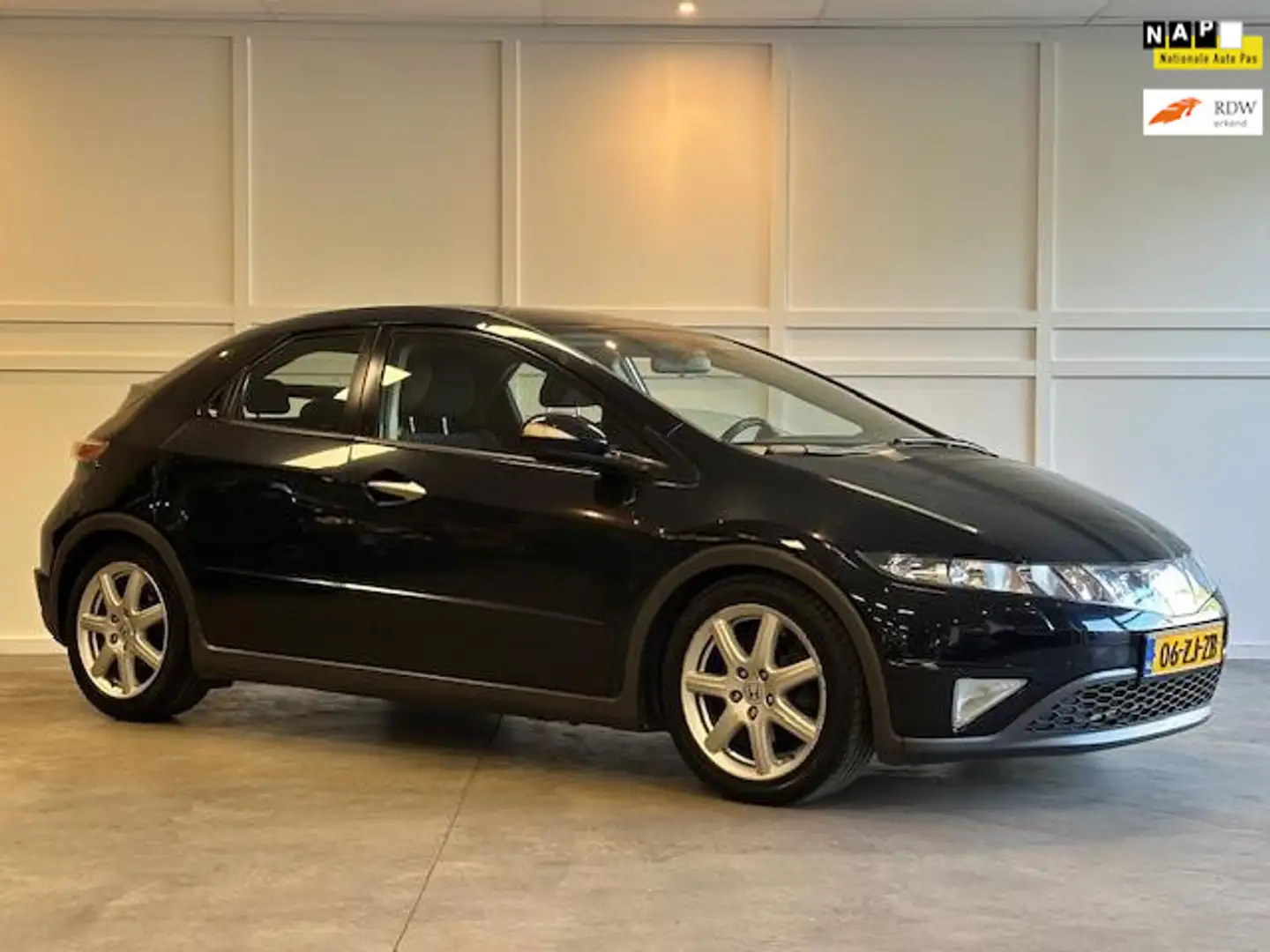 Honda Civic 2.2 CTDi Executive / Airco / Cruise / PDC / Pano Zwart - 1