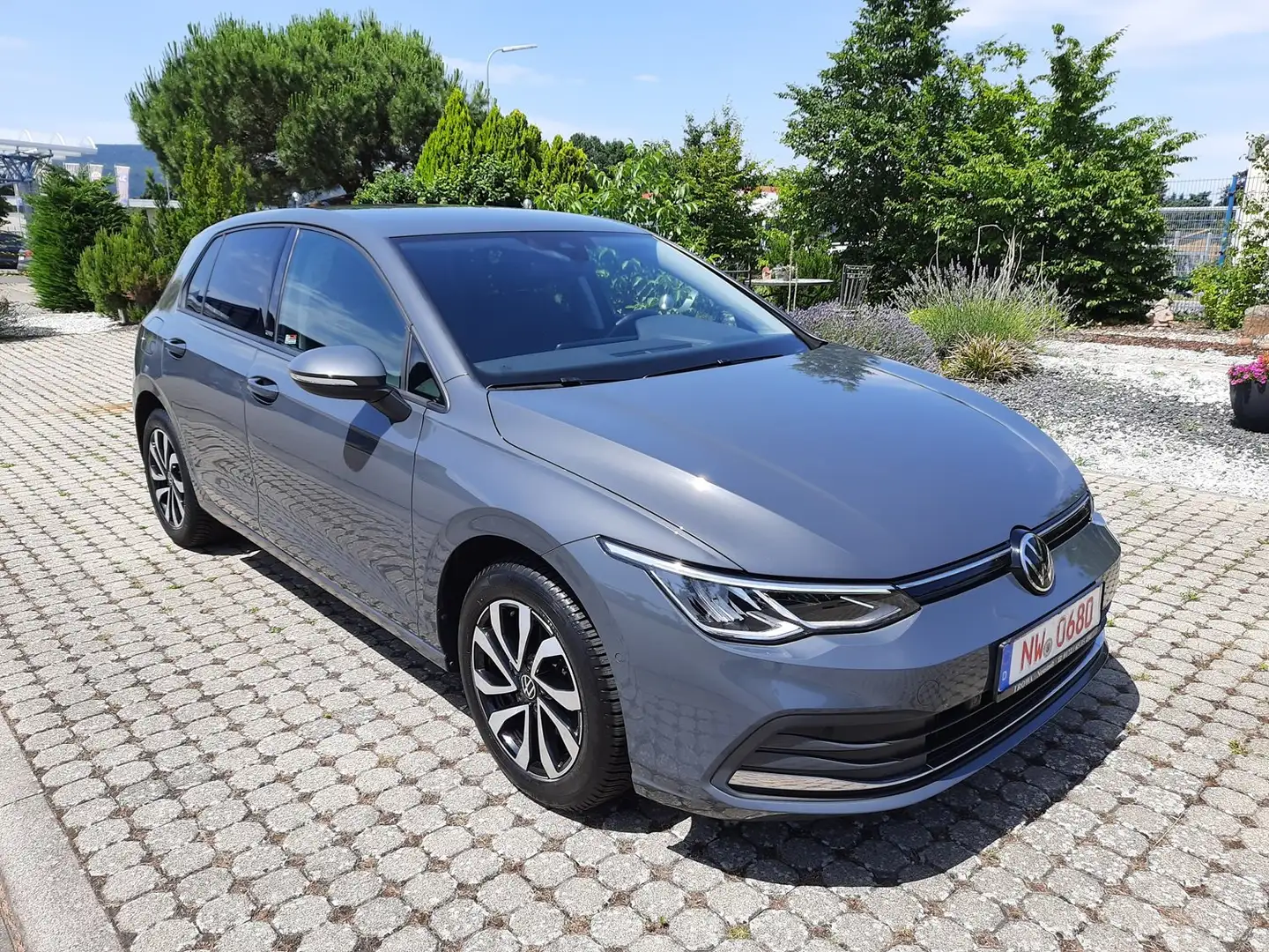 Volkswagen Golf Active, 2.Hd, TÜV neu, Navi, ACC, SHZ, PDC. Grijs - 2