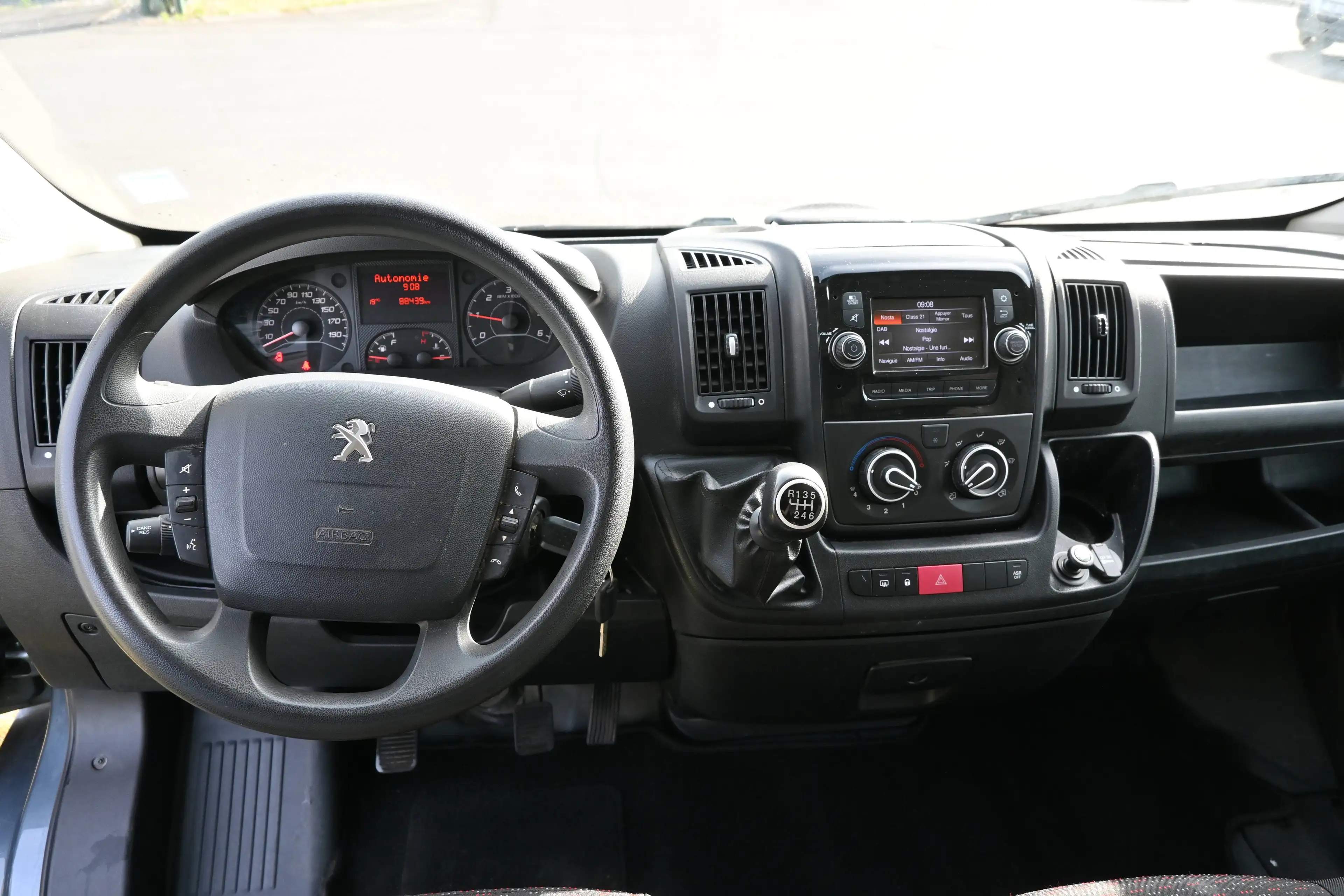 Peugeot Boxer 2.2 BlueHDi L2H2 Premium S/S — photo 12