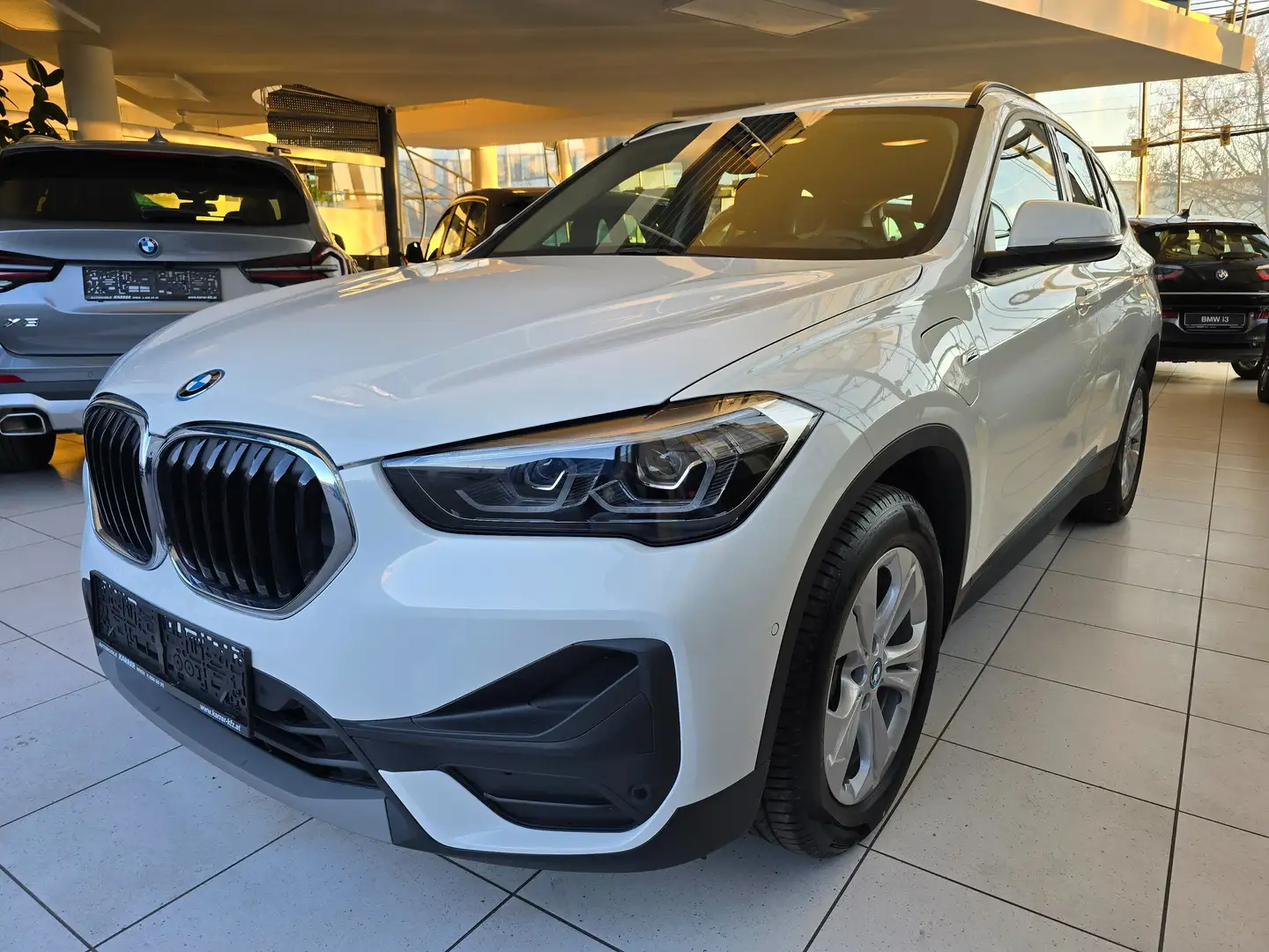 BMW X1 25e Hybrid Allrad A. neuwertiger Zustand -8.400 km Weiß - 1