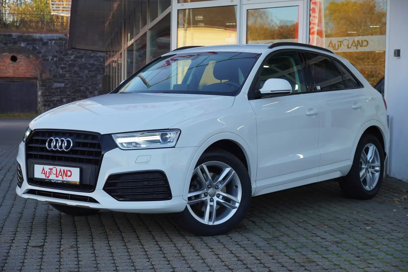 Audi Q3 1.4 TFSI Klimaaut. Bi-Xenon Navi Sitzheizung Weiß - 2