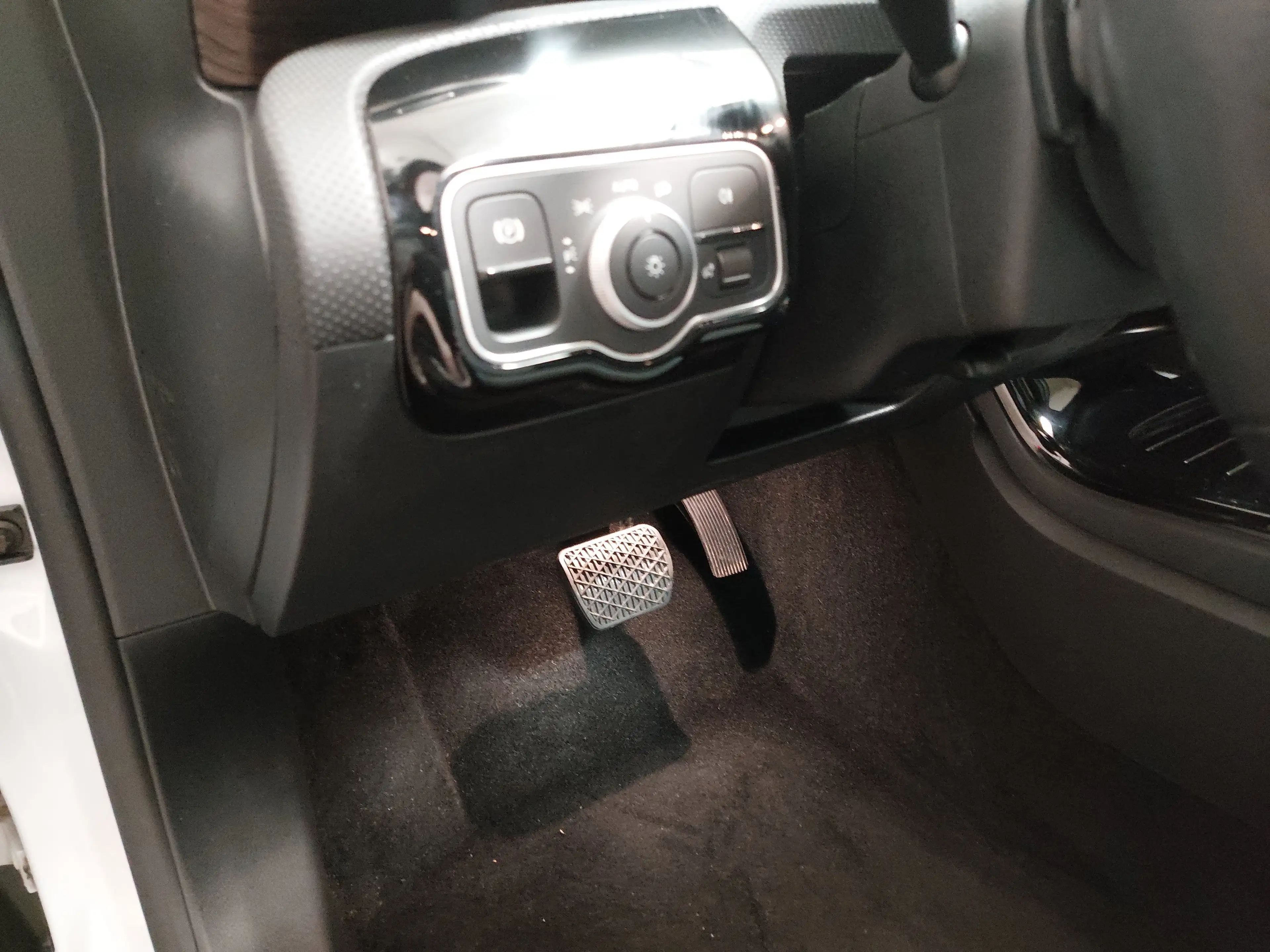 Mercedes-Benz A 220 A 220 NAVI SPORTSITZE RADIO TEMPO MFL PANO SHZ GSD VC LED LEDER RFK — photo 7