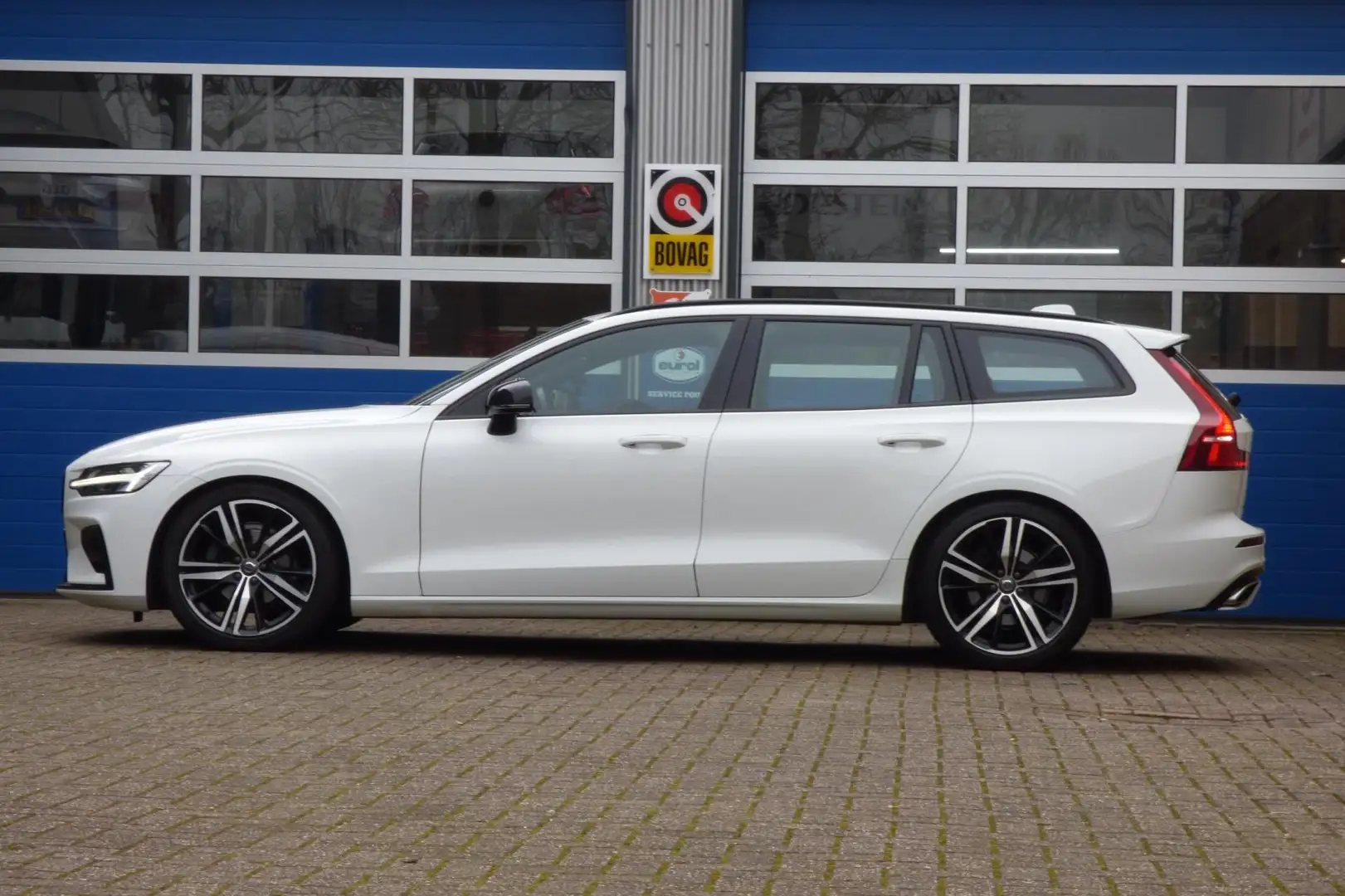 Volvo V60 2.0 B3 R-Design Blanc - 2