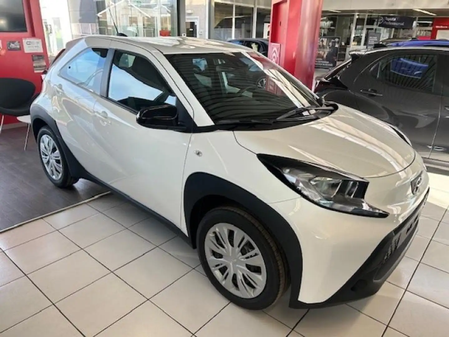 Toyota Aygo X play AygoX Xplay CVT Aygo (direct beschikbaar) - a Wit - 2