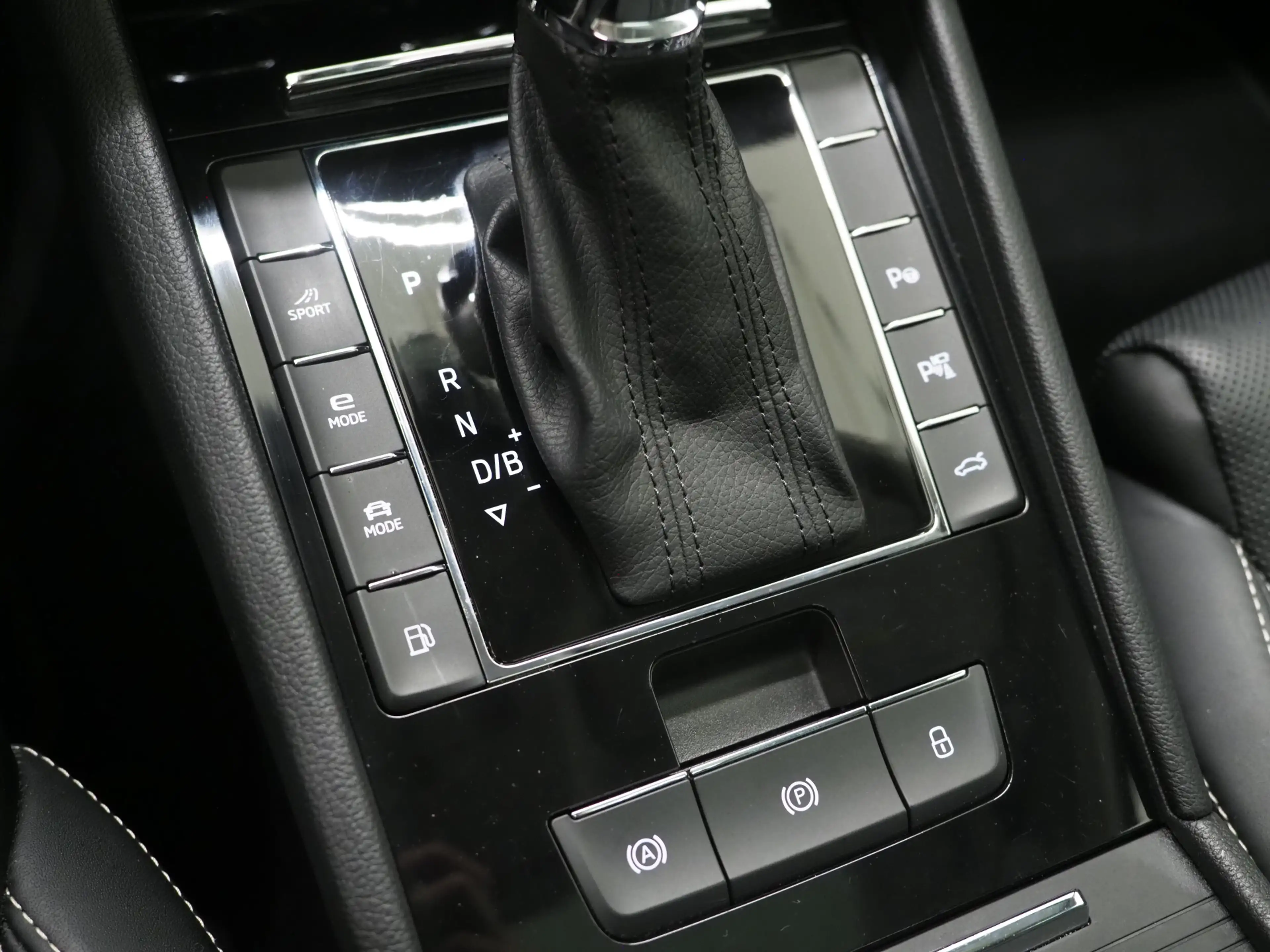 Skoda Superb Combi 1.4 TSI iV Laurin & Klement | Panoramadak | — photo 37