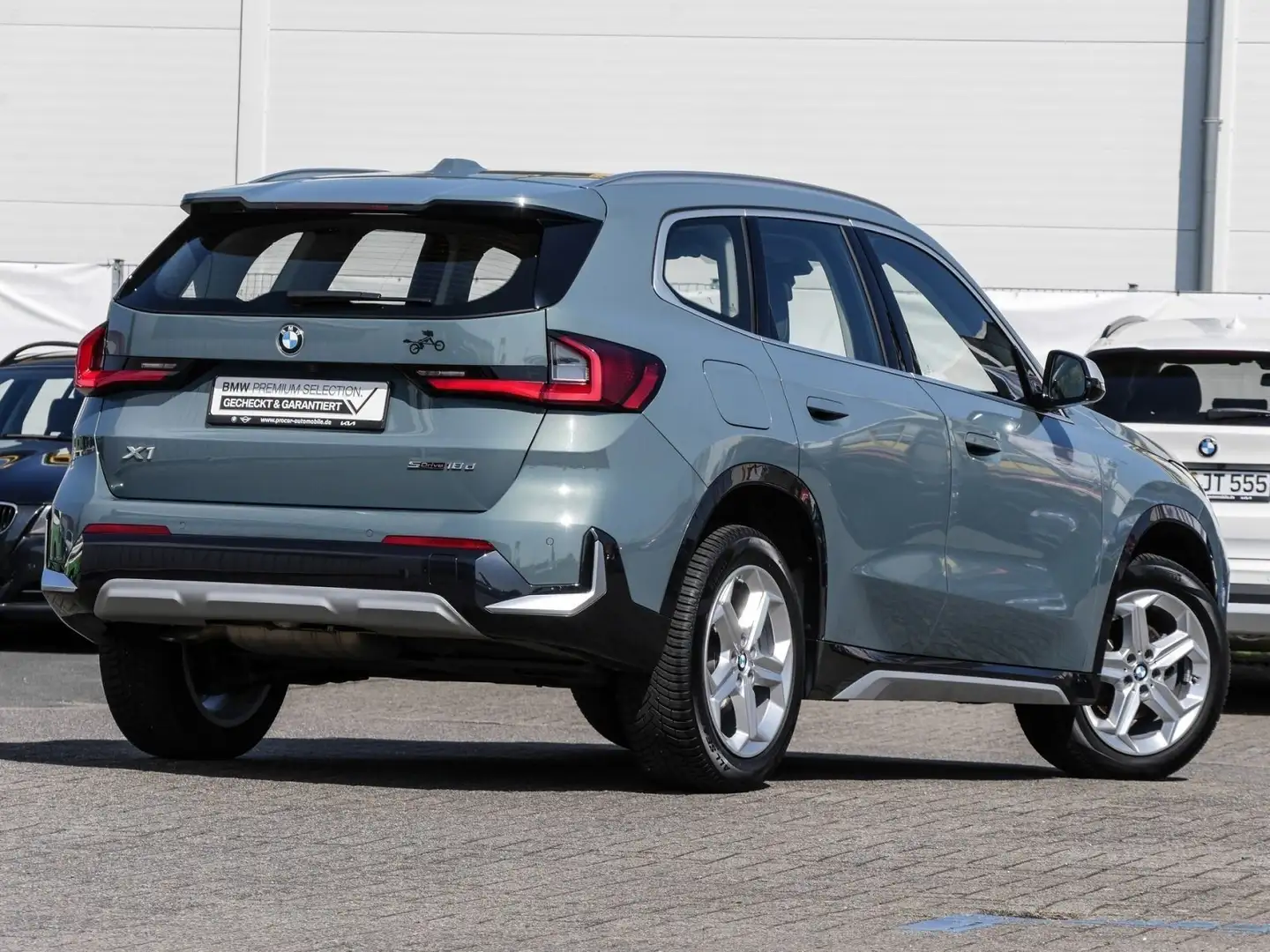 BMW X1 sDrive18d X LINE+DA+PA+AHK+ADAPT.LED Groen - 2