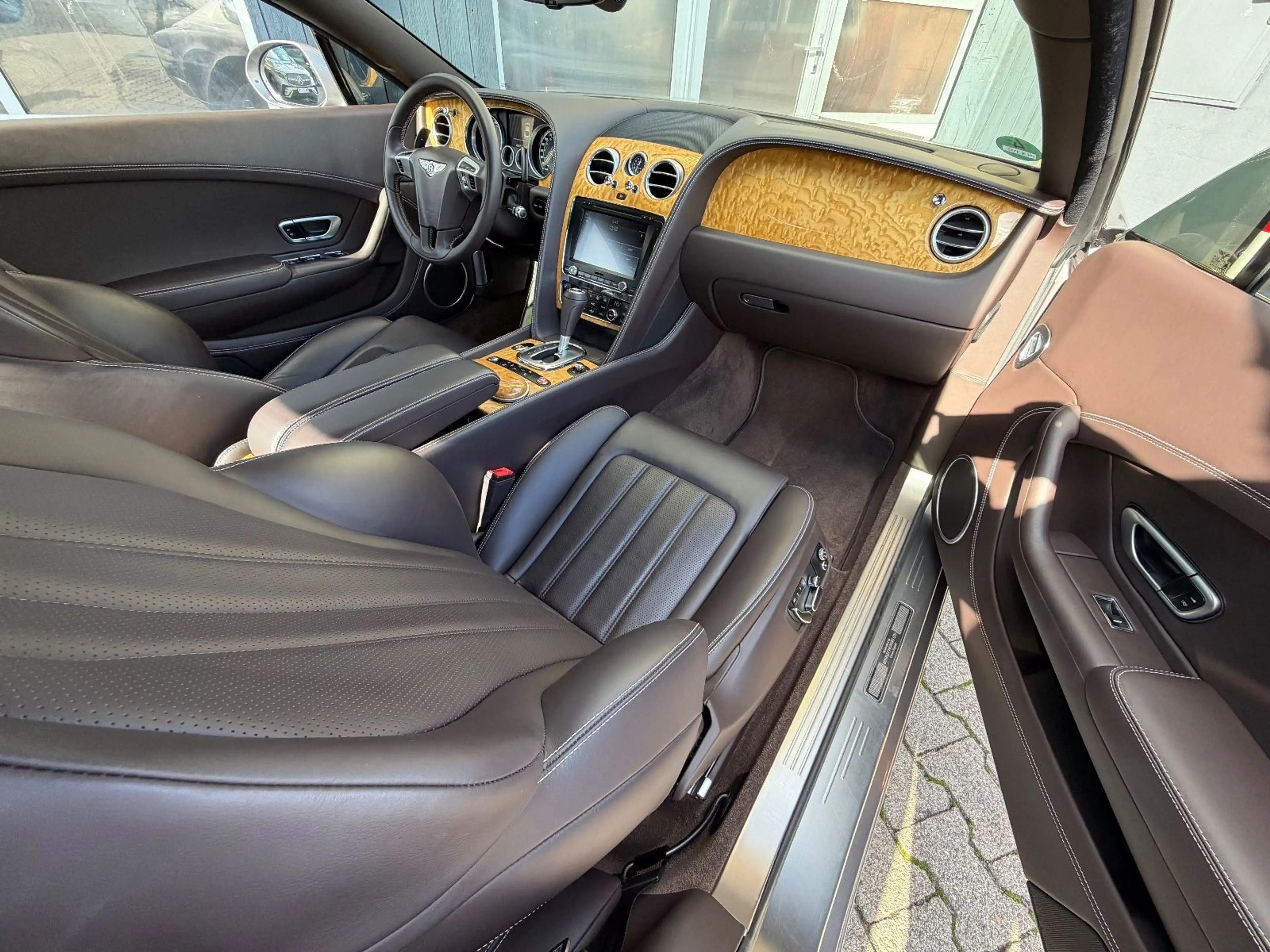 Bentley Continental GT /W12 — photo 12