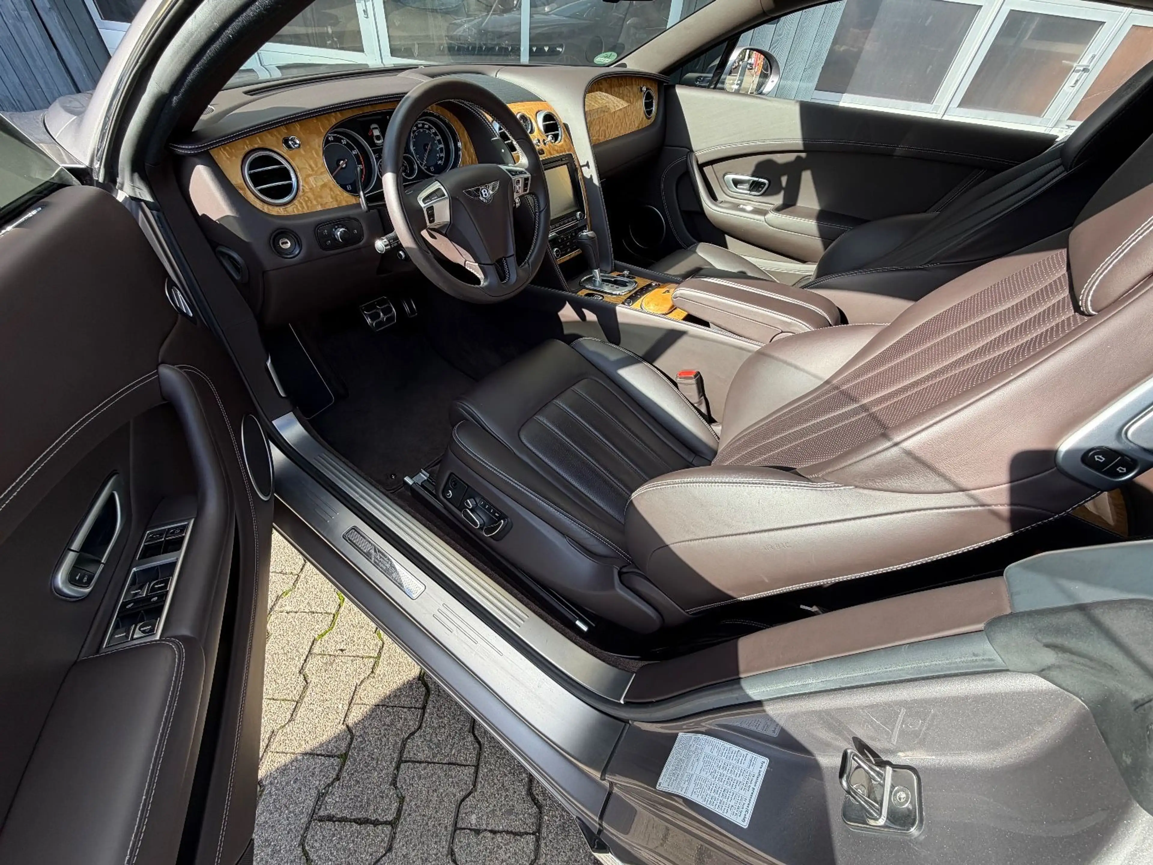Bentley Continental GT /W12 — photo 10