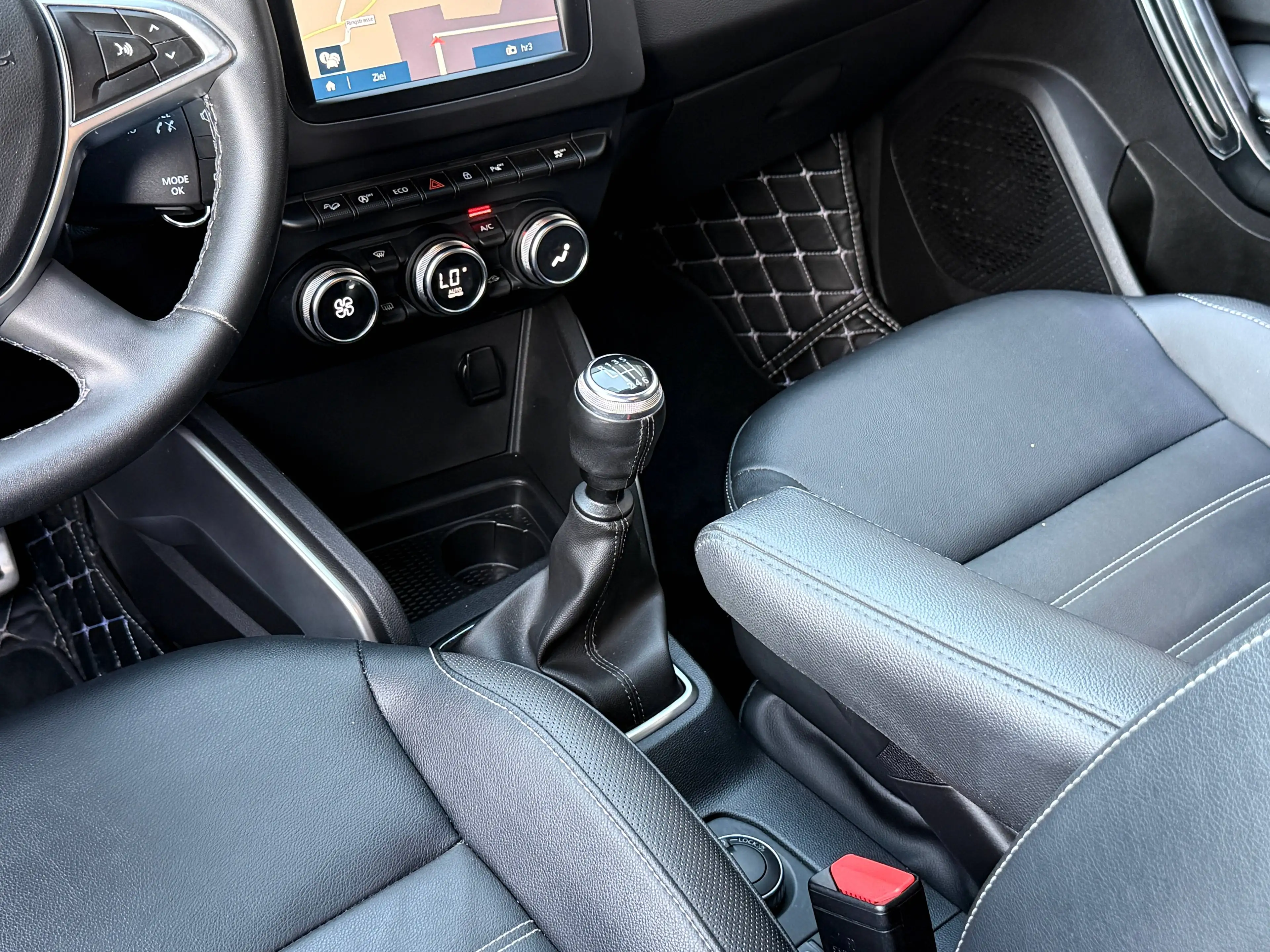 Dacia Duster Prestige 4WD Allrad 1. Hand Unfallfrei Leder Rkam Sitzheizung — photo 8