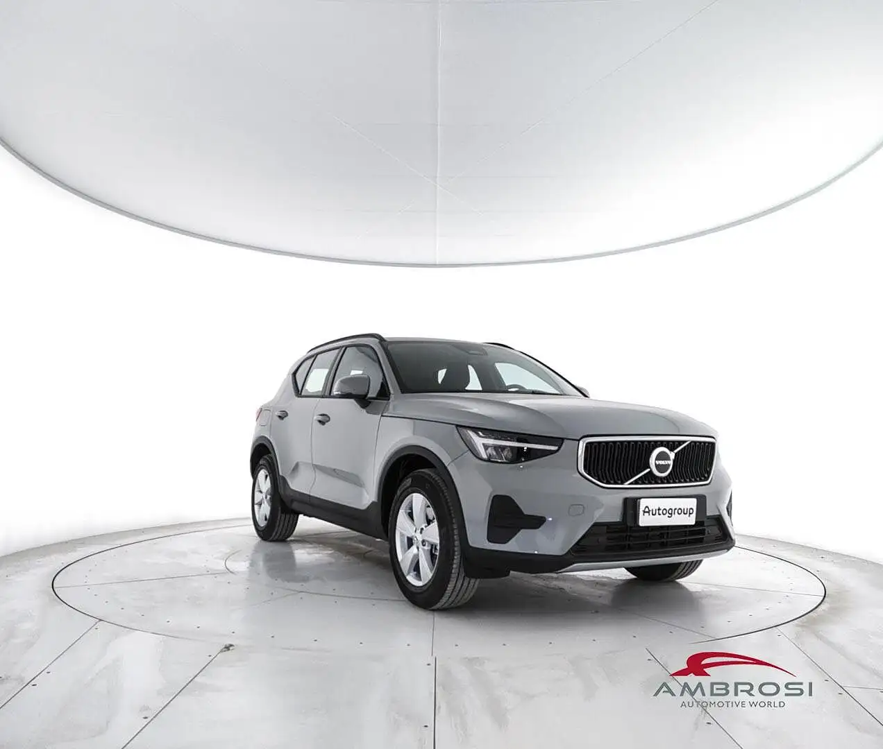 Volvo XC40 B3 Mild hybrid Benzina Essential Grigio - 2