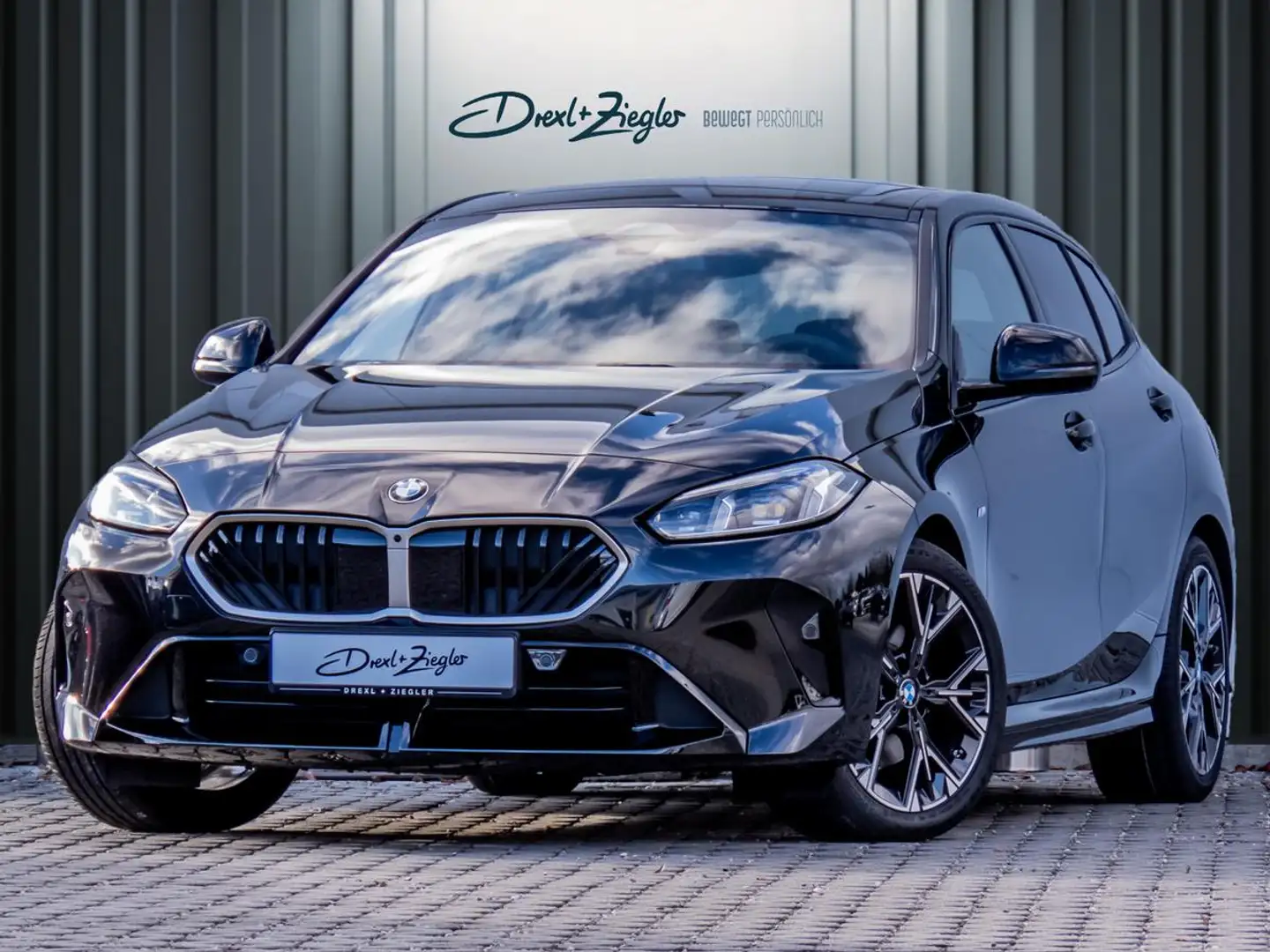 BMW 120 M Sport AHK AdLED HuD PanoD LiveCoProf eKlap Zwart - 1