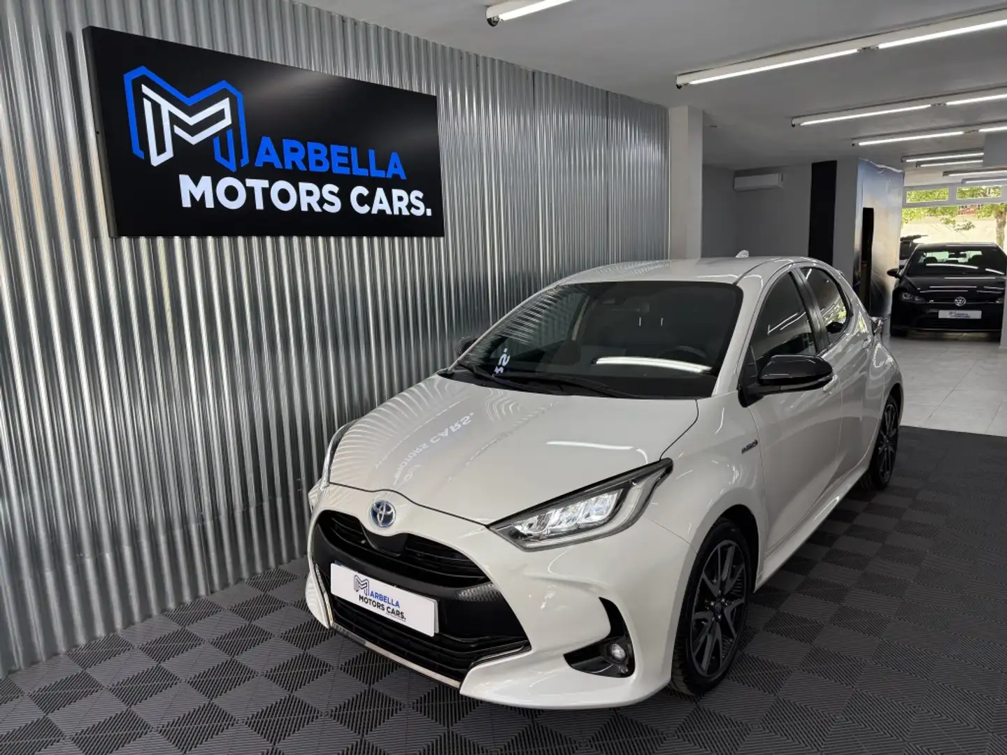 Toyota Yaris 120H 1.5 Style Blanc - 1