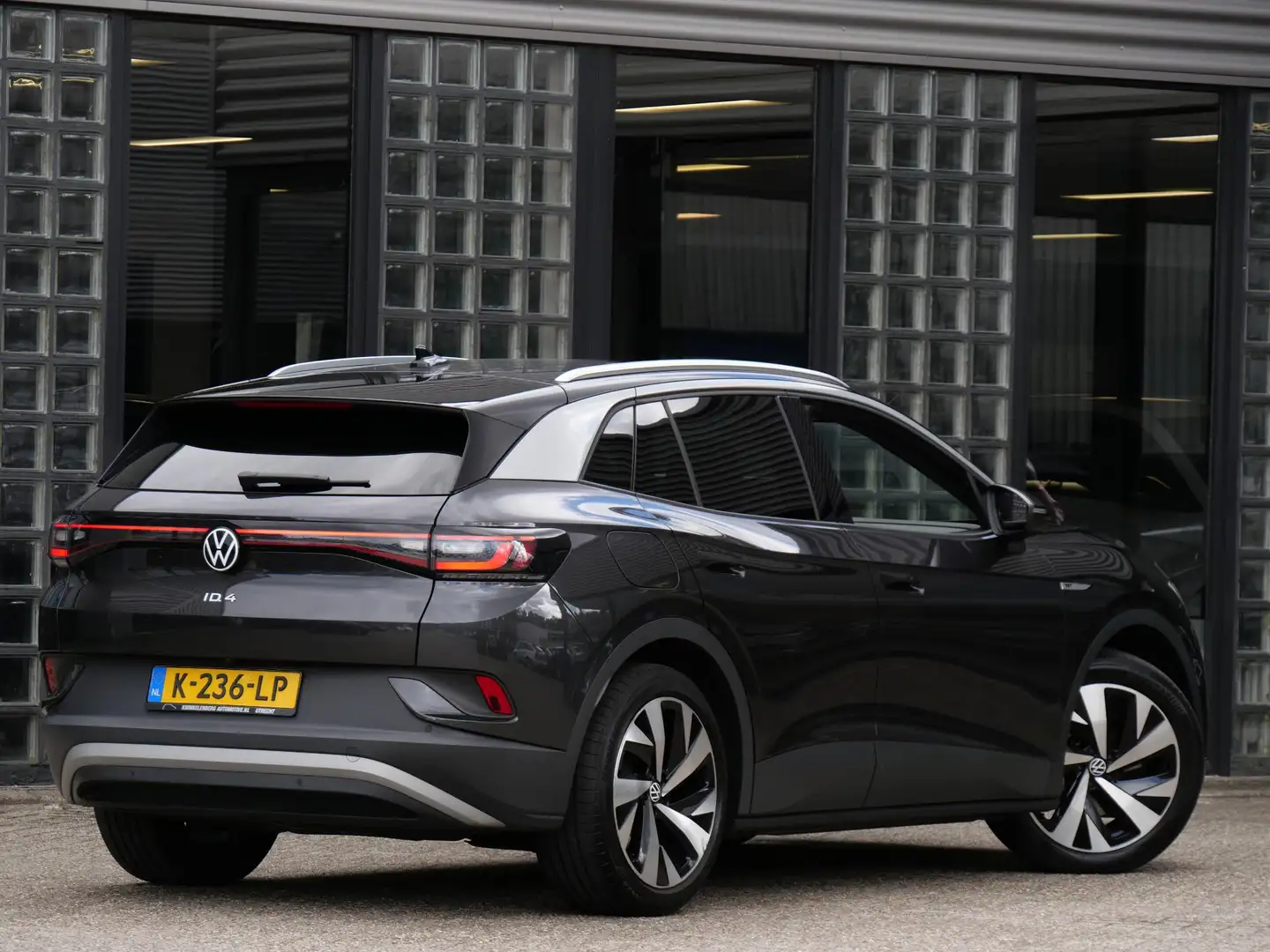 Volkswagen ID.4 1ST 77kWh CAMERA/ KEYLESS/ WEGKL. TREKHAAK/ SFEERV Grijs - 2