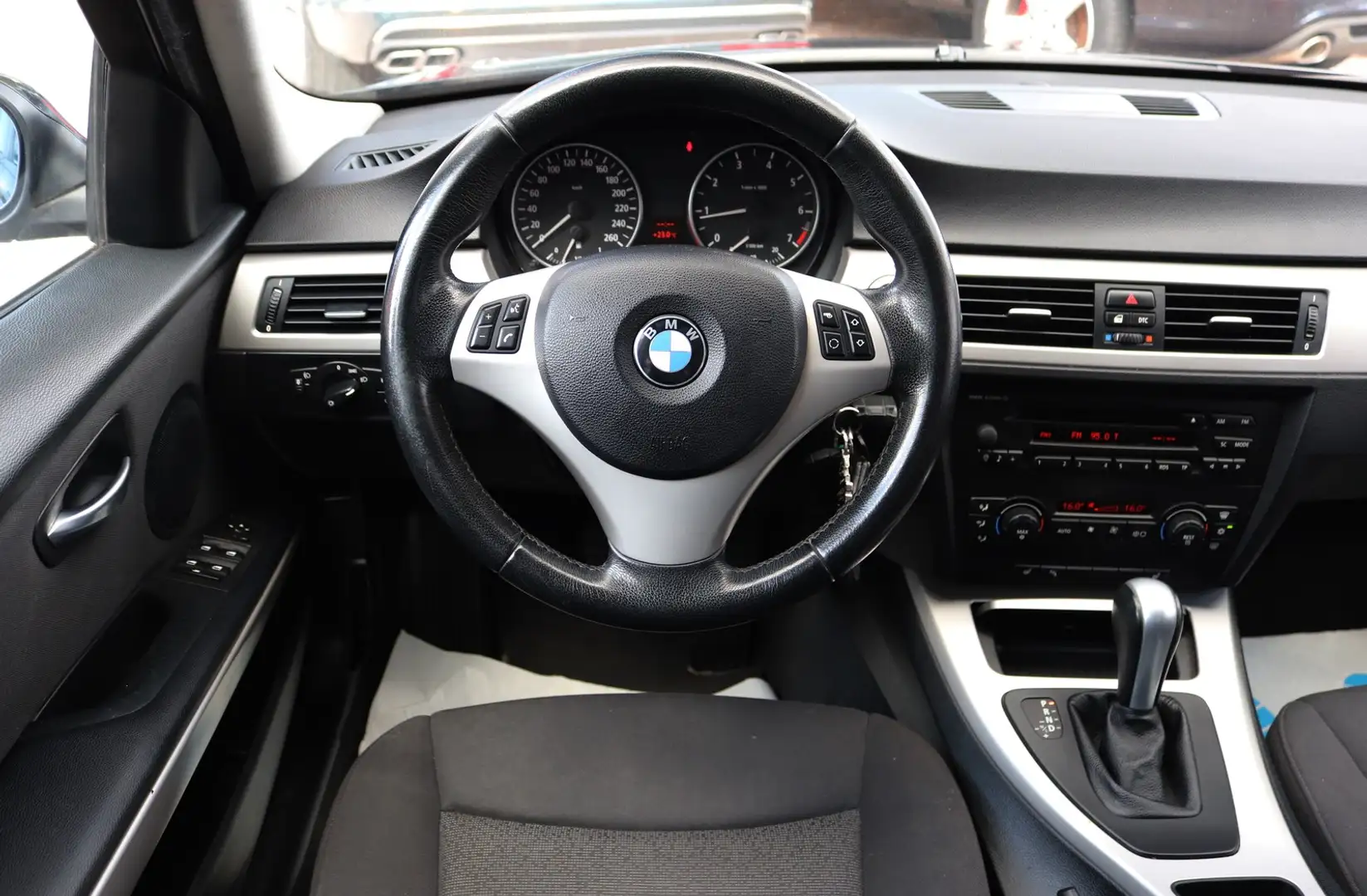 BMW 318 i Automatik Klimaaut.*2xSHZ*PDC*129Ps Black - 2