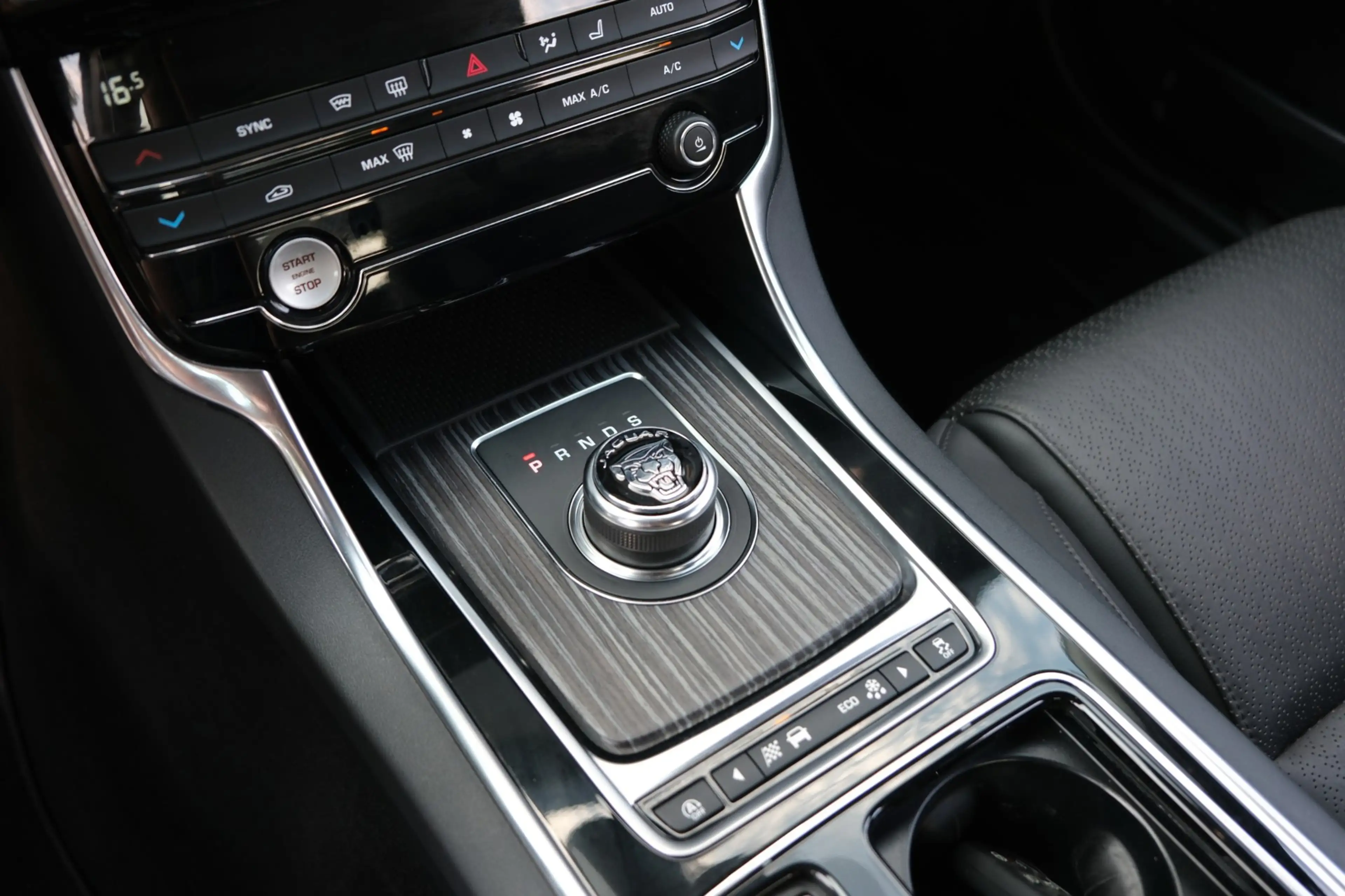 Jaguar XE 2.0 Portfolio *75.000km UNIEK* LEDER/Navi/Camera/M — photo 14