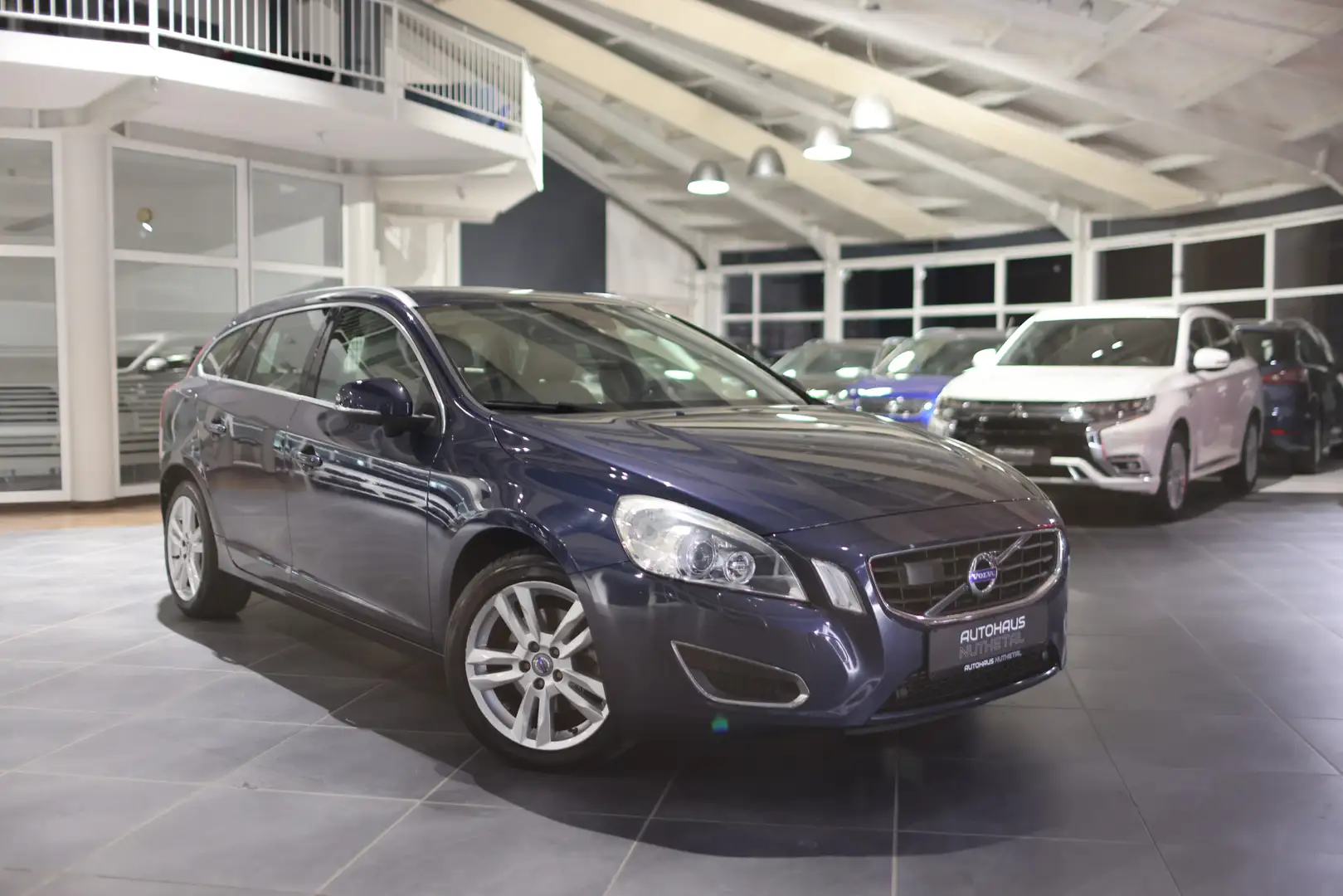 Volvo V60 D4 SUMMUM VOLVO-SCHECKHEFT BI-XENON Blau - 1