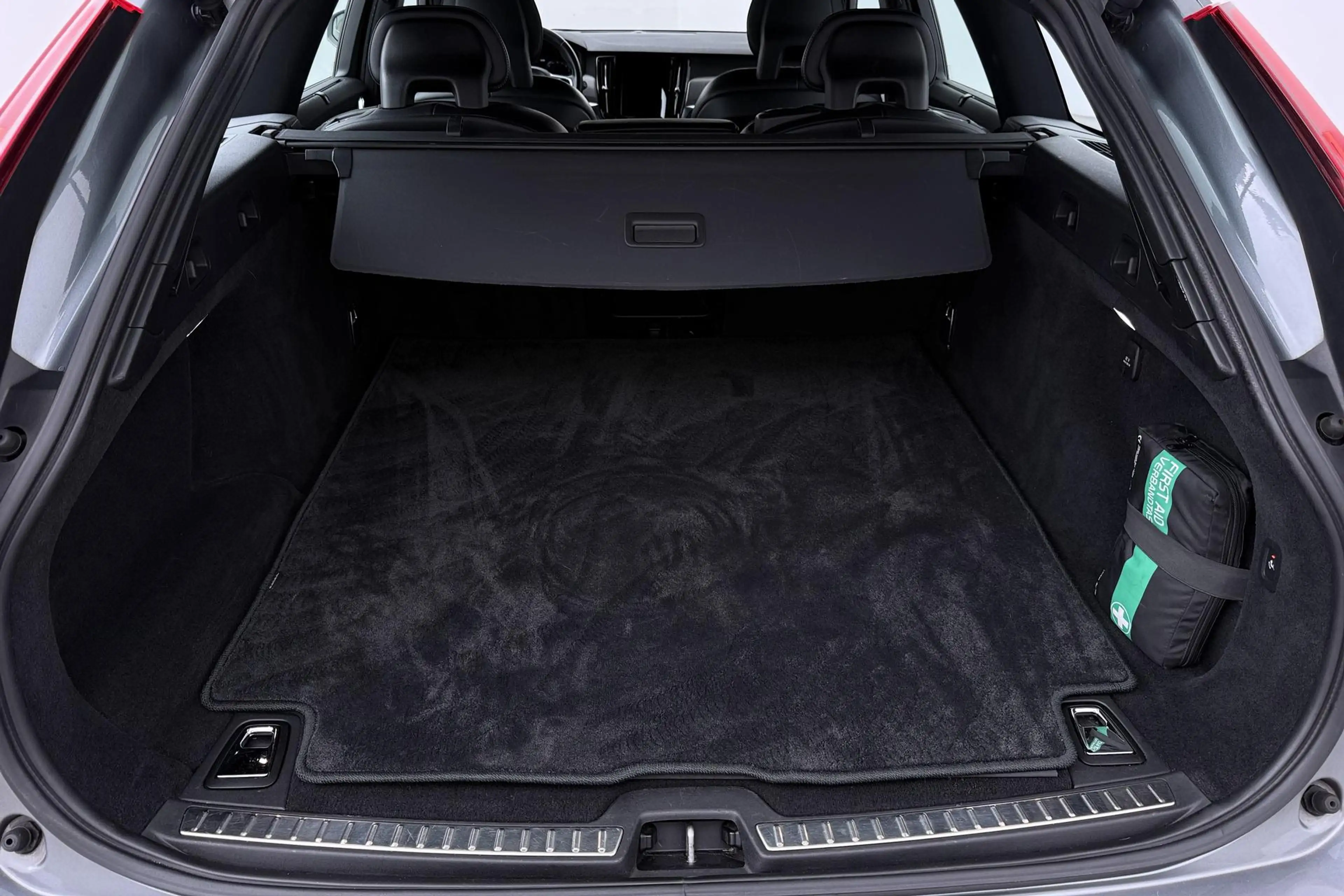 Volvo V90 2.0 D3 R-Design | ACC | Trekhaak | BLIS | Camera | — photo 48