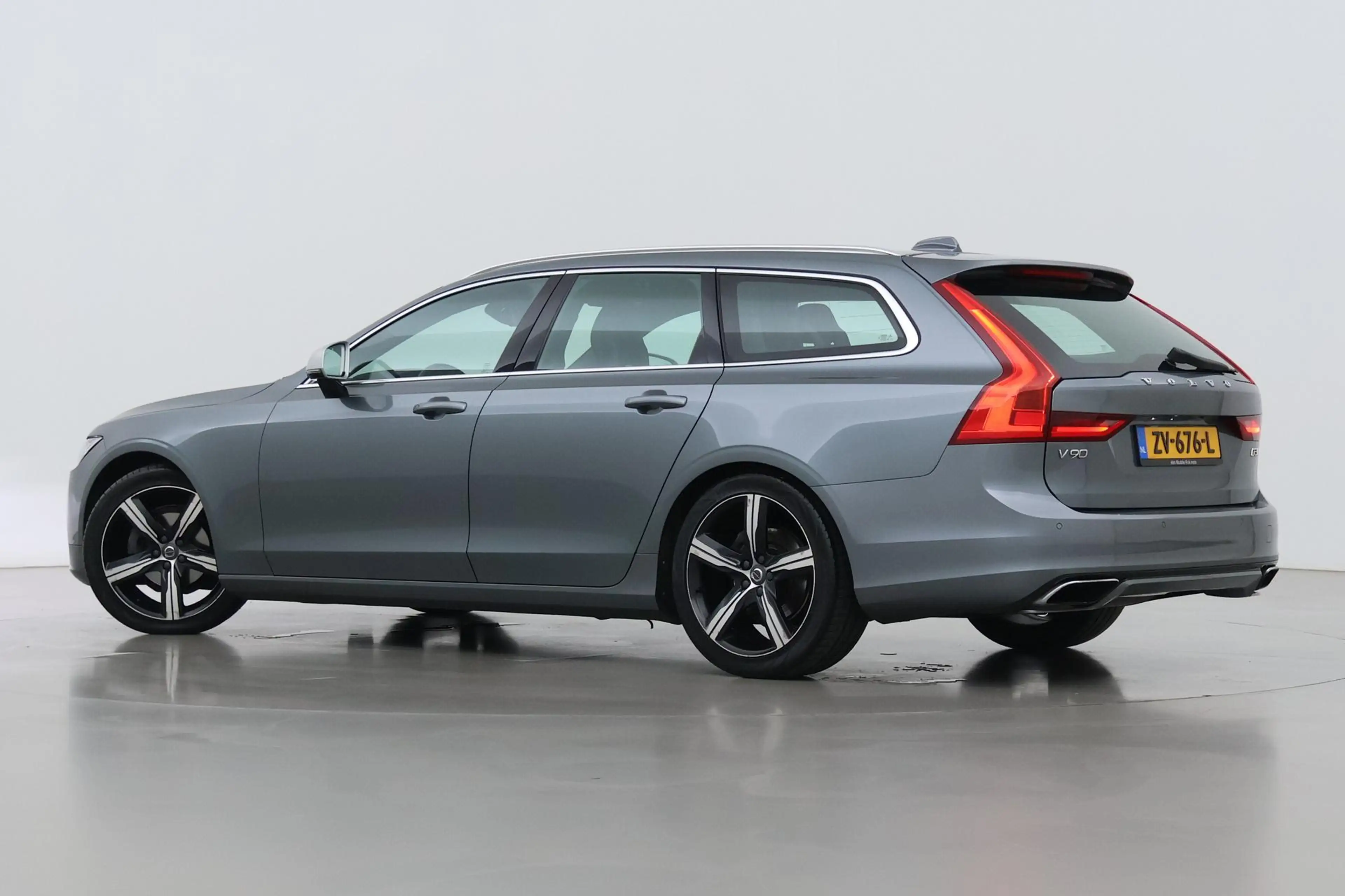 Volvo V90 2.0 D3 R-Design | ACC | Trekhaak | BLIS | Camera | — photo 2
