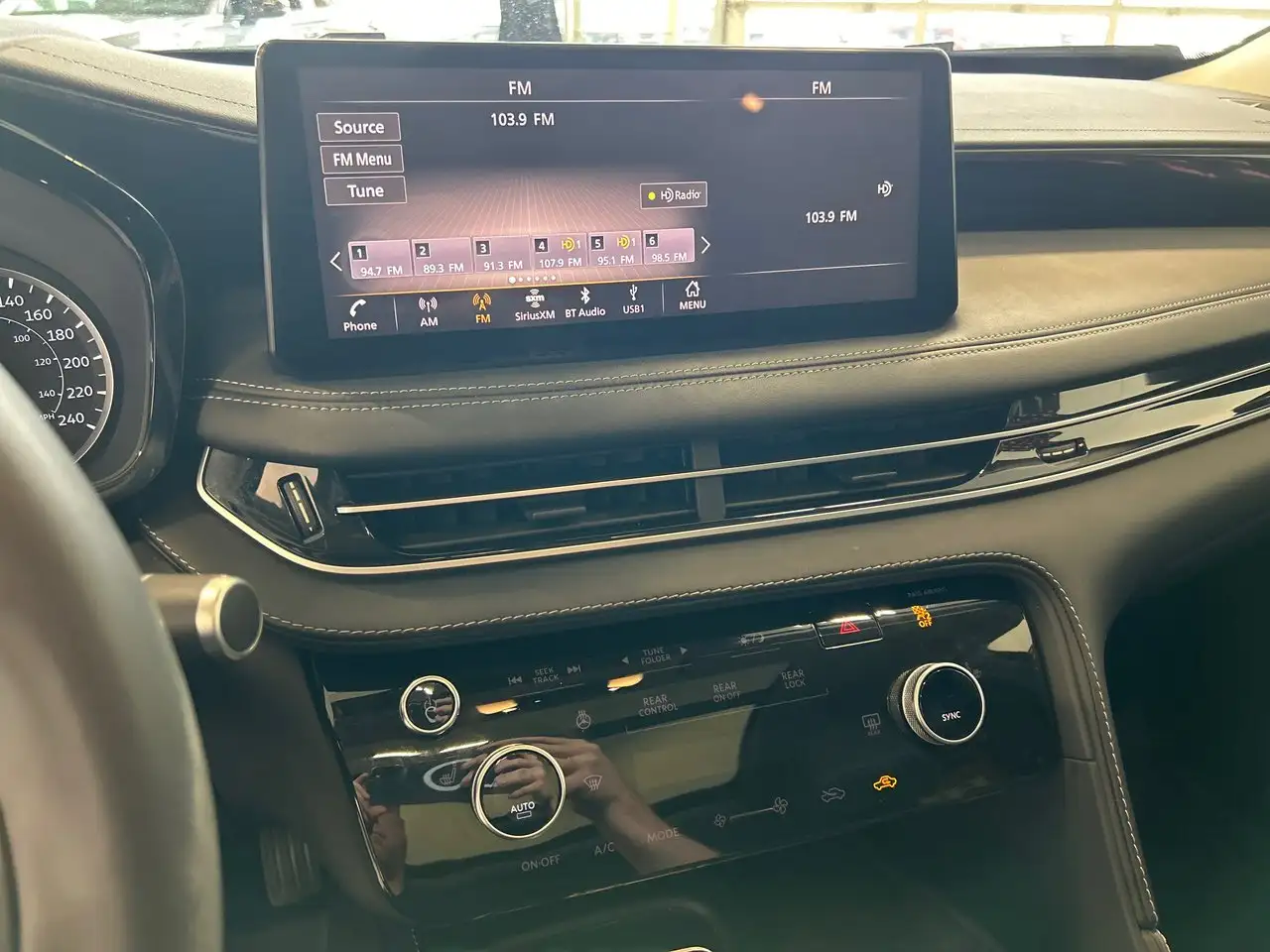 Infiniti QX60 снимка Infiniti QX60