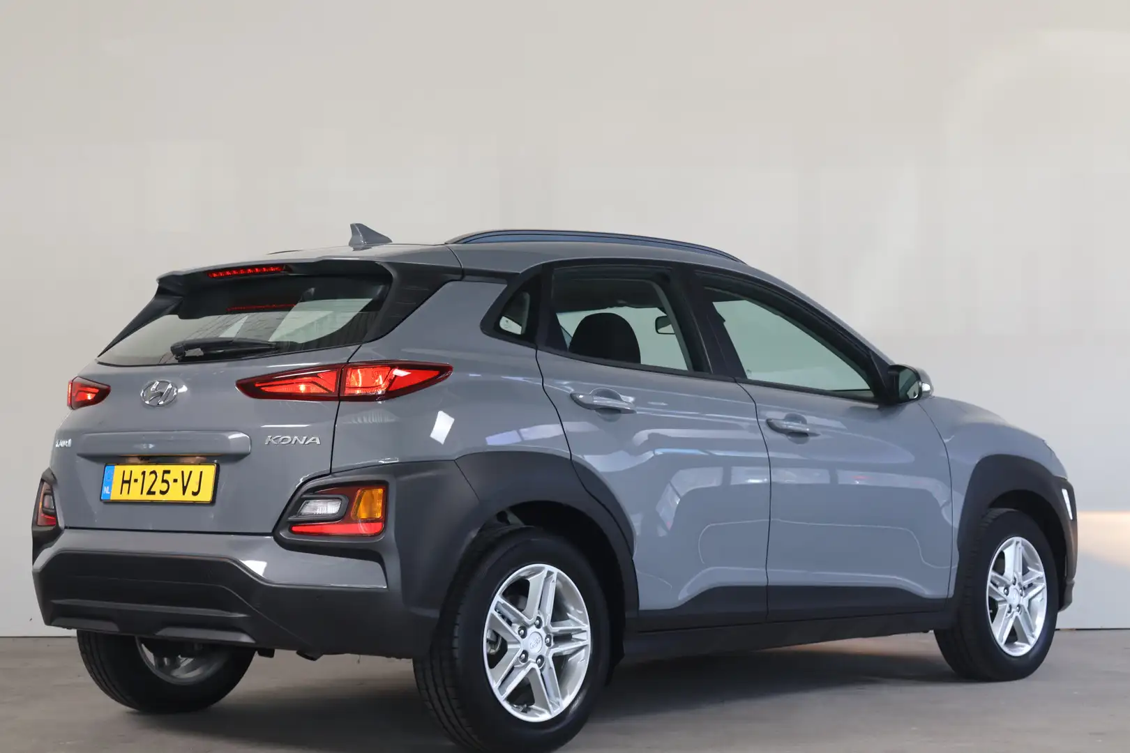 Hyundai KONA 1.0 T-GDI Comfort NL-Auto!! Carplay I Camera I NAV Grau - 2