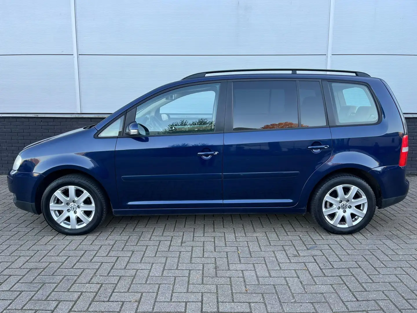 Volkswagen Touran 1.6-16V FSI AUT. 7-persoons - clima - trekhaak - c Blauw - 1
