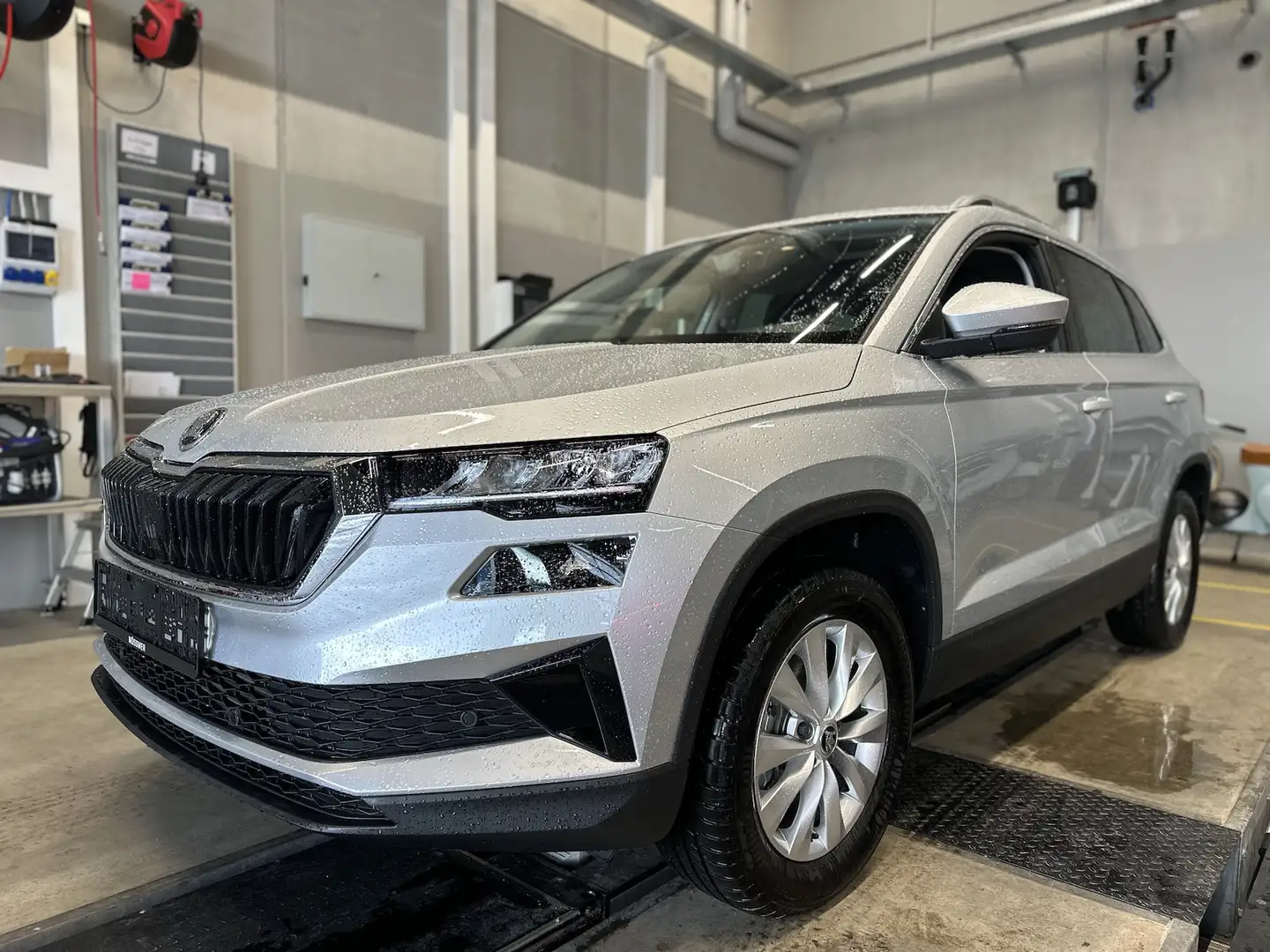 Skoda Karoq 1,5TSI DSG Ambition PDC Kamera AppConnect Silber - 1