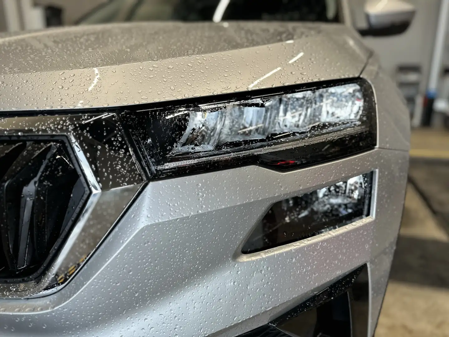 Skoda Karoq 1,5TSI DSG Ambition PDC Kamera AppConnect Silber - 2