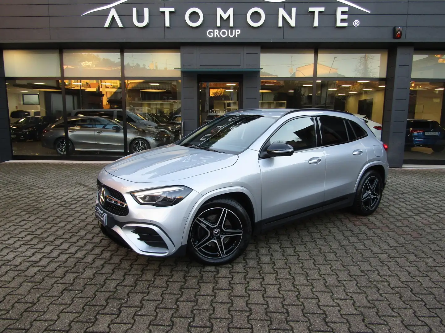 Mercedes-Benz GLA 200 d AMG LINE PREMIUM,CERCHI 19,LED MULTIBEAM Argento - 1