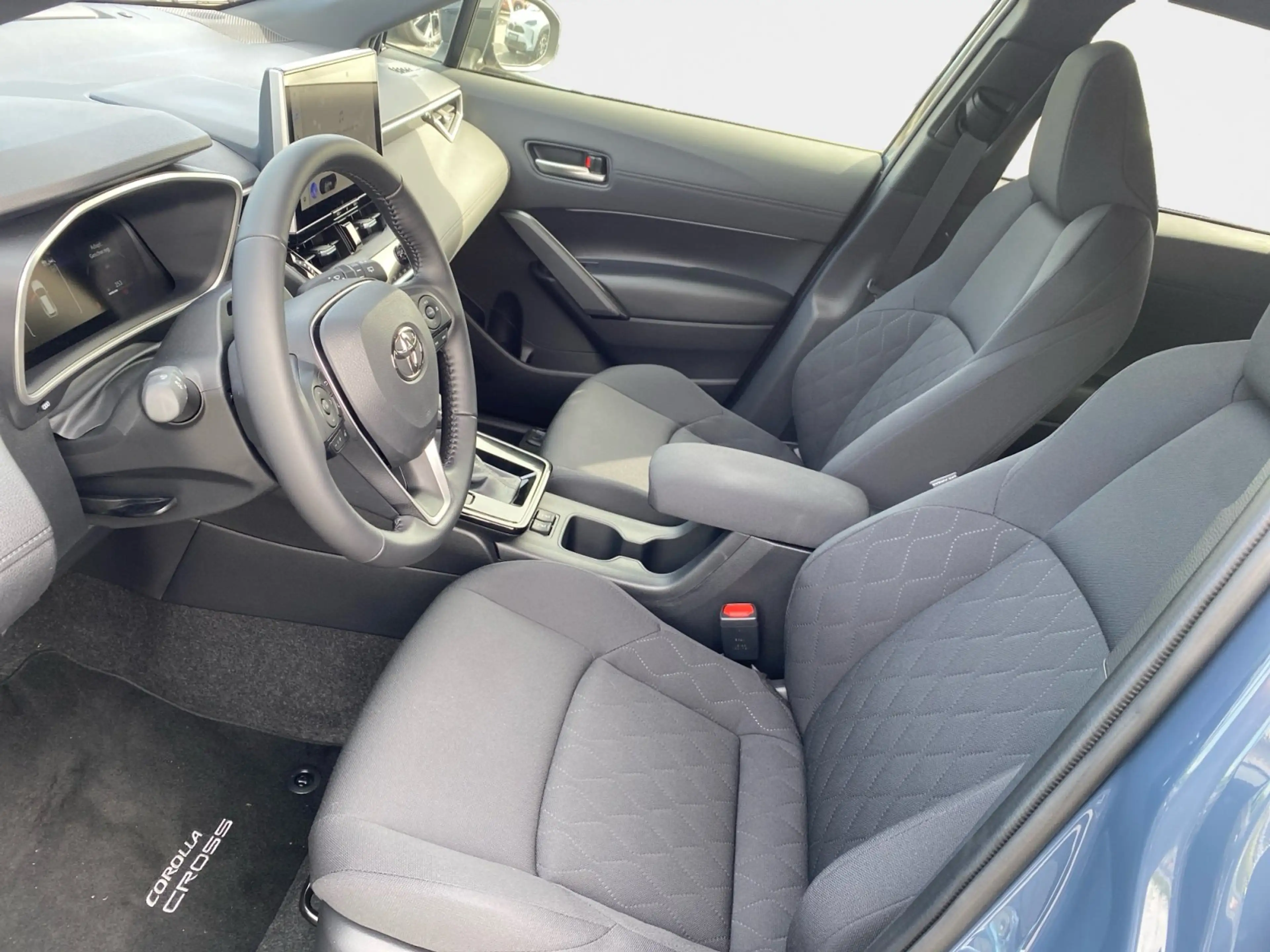 Toyota Corolla Cross SUV Teamplayer 2.0 l Hybrid Automa — photo 9