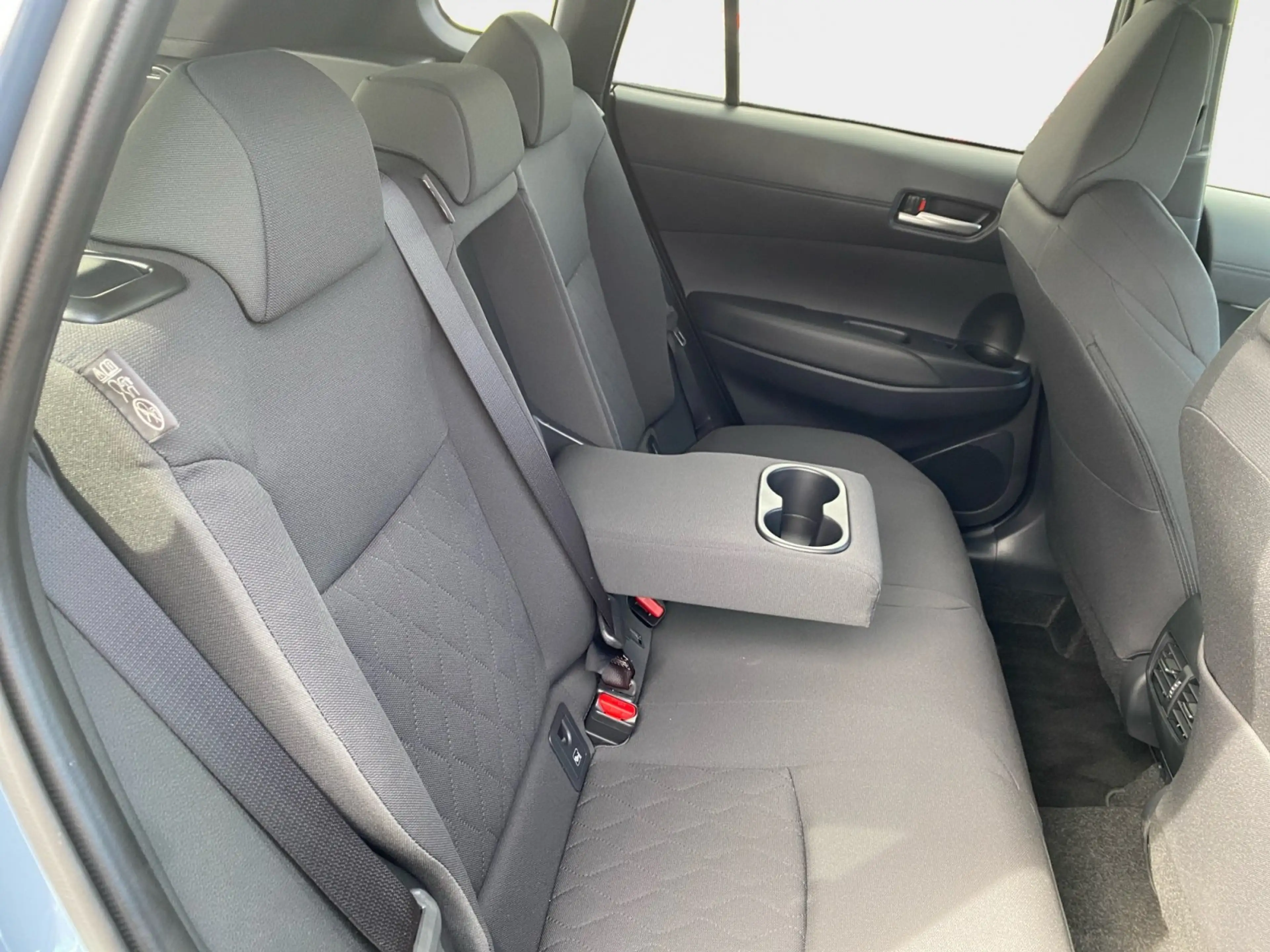 Toyota Corolla Cross SUV Teamplayer 2.0 l Hybrid Automa — photo 11