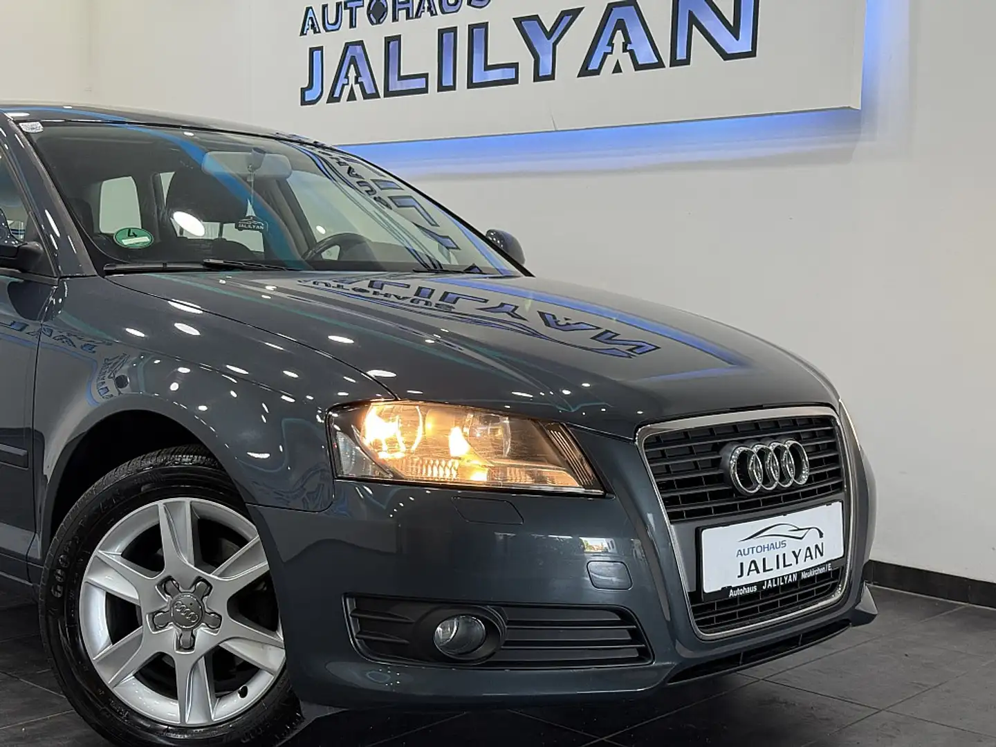 Audi A3 Jubiläumsmodell 1,6 TDI, NEUES PICKERL Gris - 2