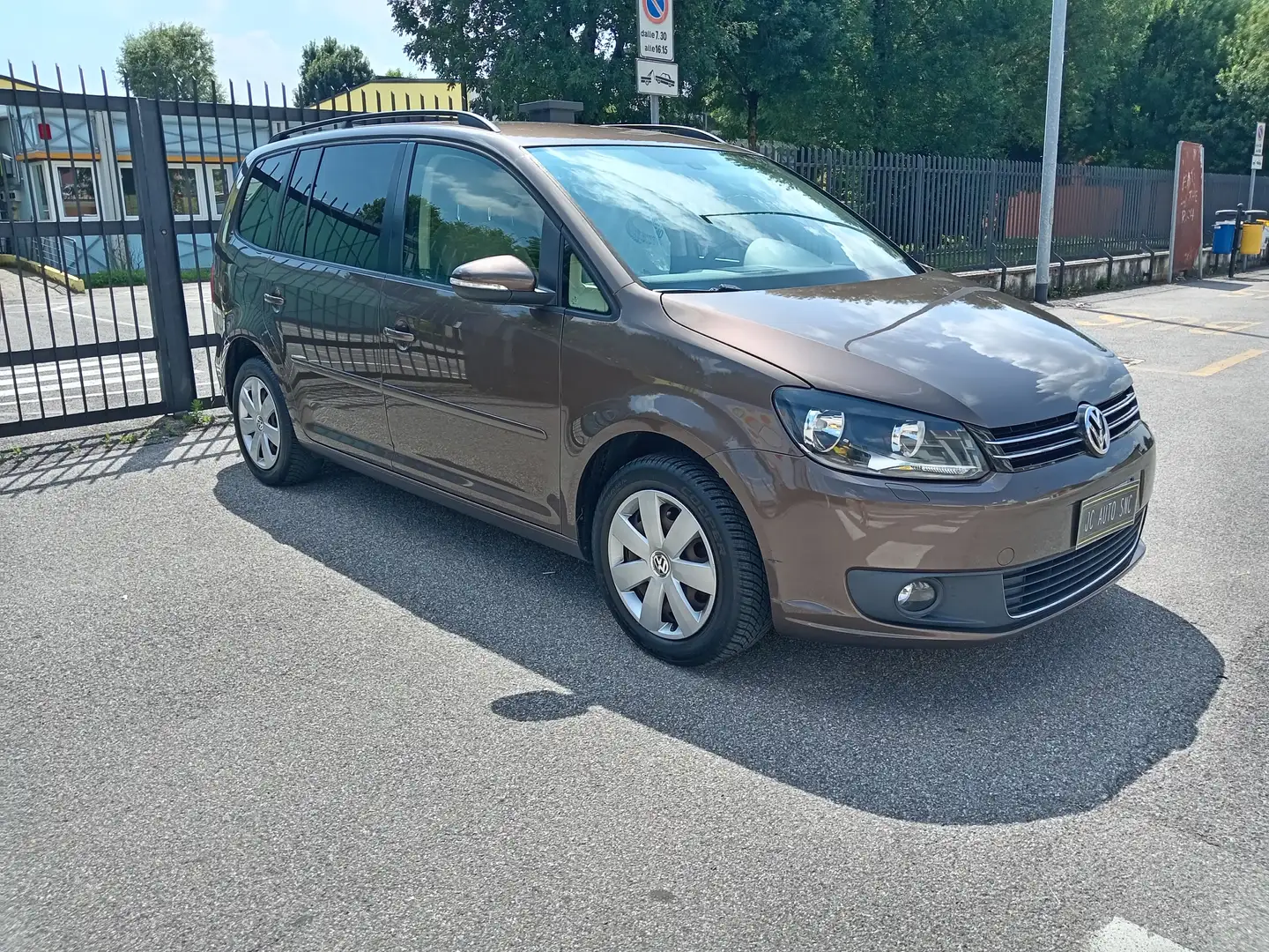 Volkswagen Touran 1.6 tdi dsg 7 posti CAMBIO NUOVO Marrone - 1