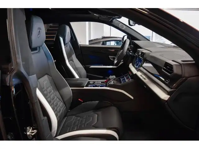 Lamborghini Urus view 6
