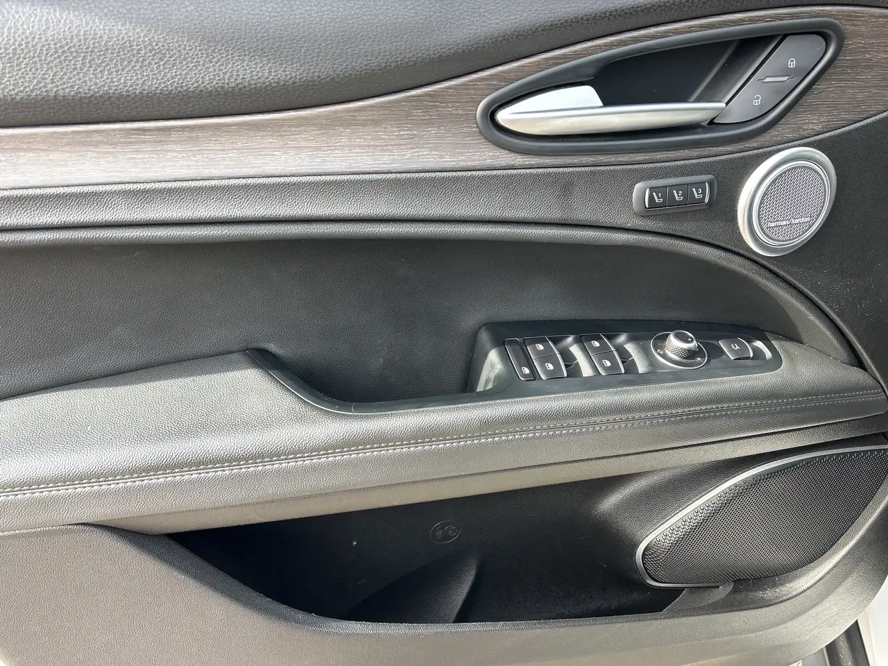 Alfa Romeo Stelvio снимка Alfa Romeo Stelvio