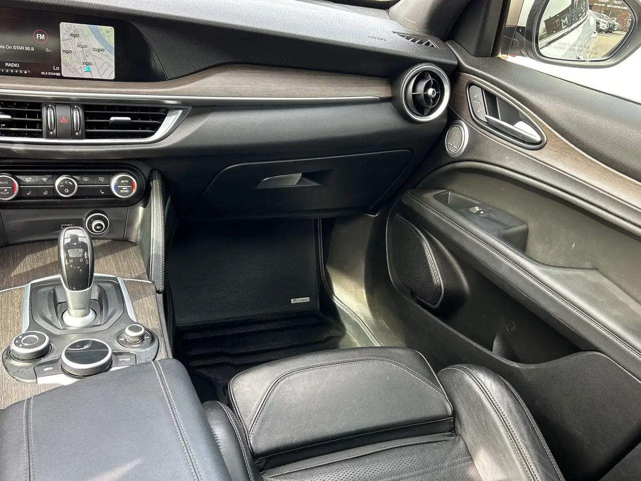 Alfa Romeo Stelvio снимка Alfa Romeo Stelvio
