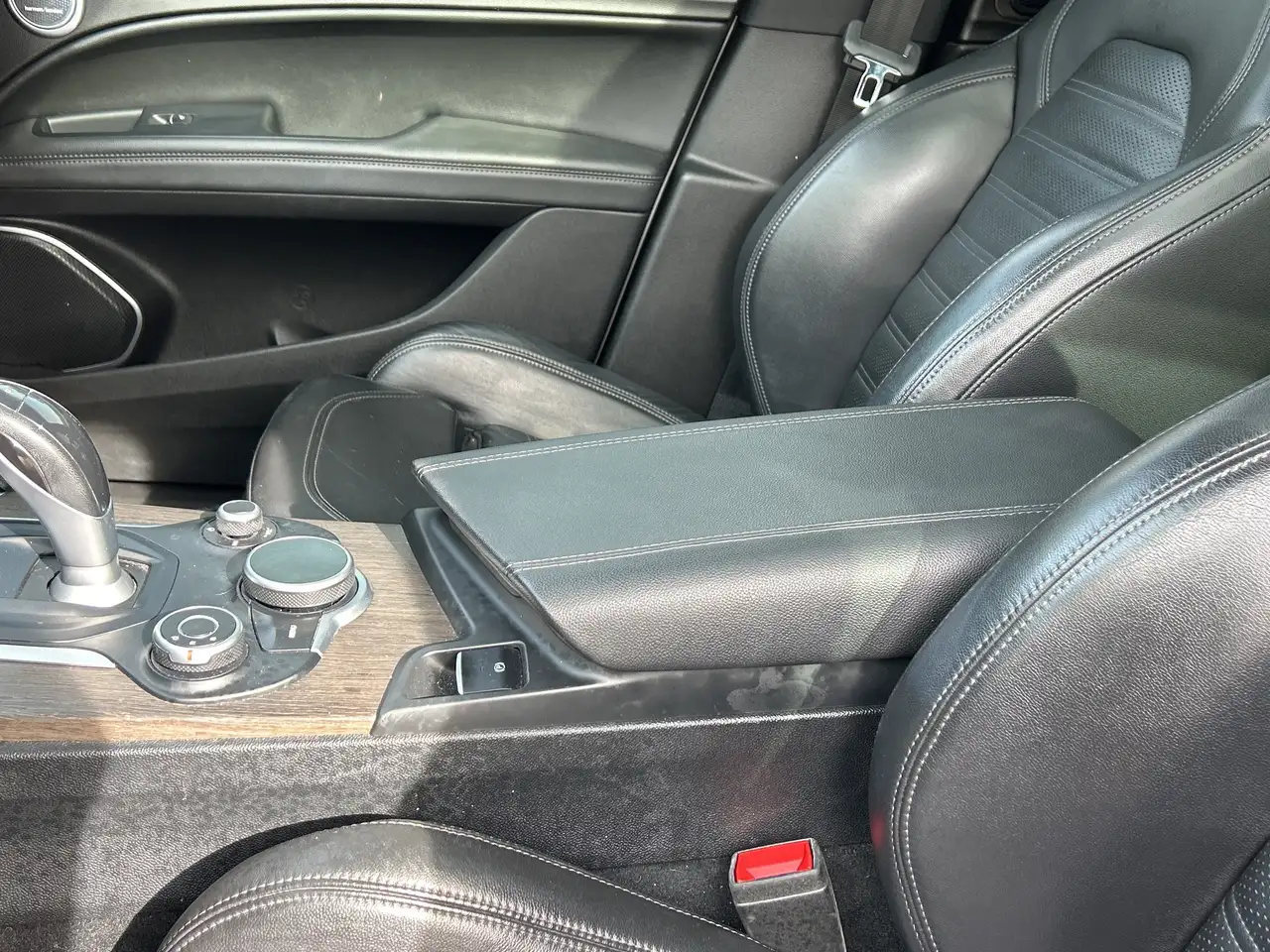 Alfa Romeo Stelvio снимка Alfa Romeo Stelvio