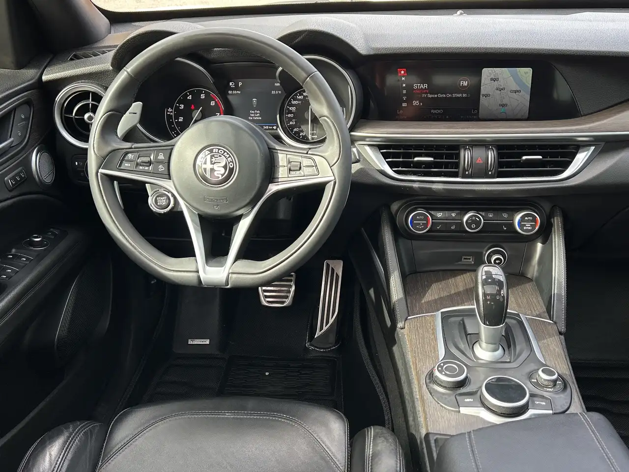 Alfa Romeo Stelvio снимка Alfa Romeo Stelvio